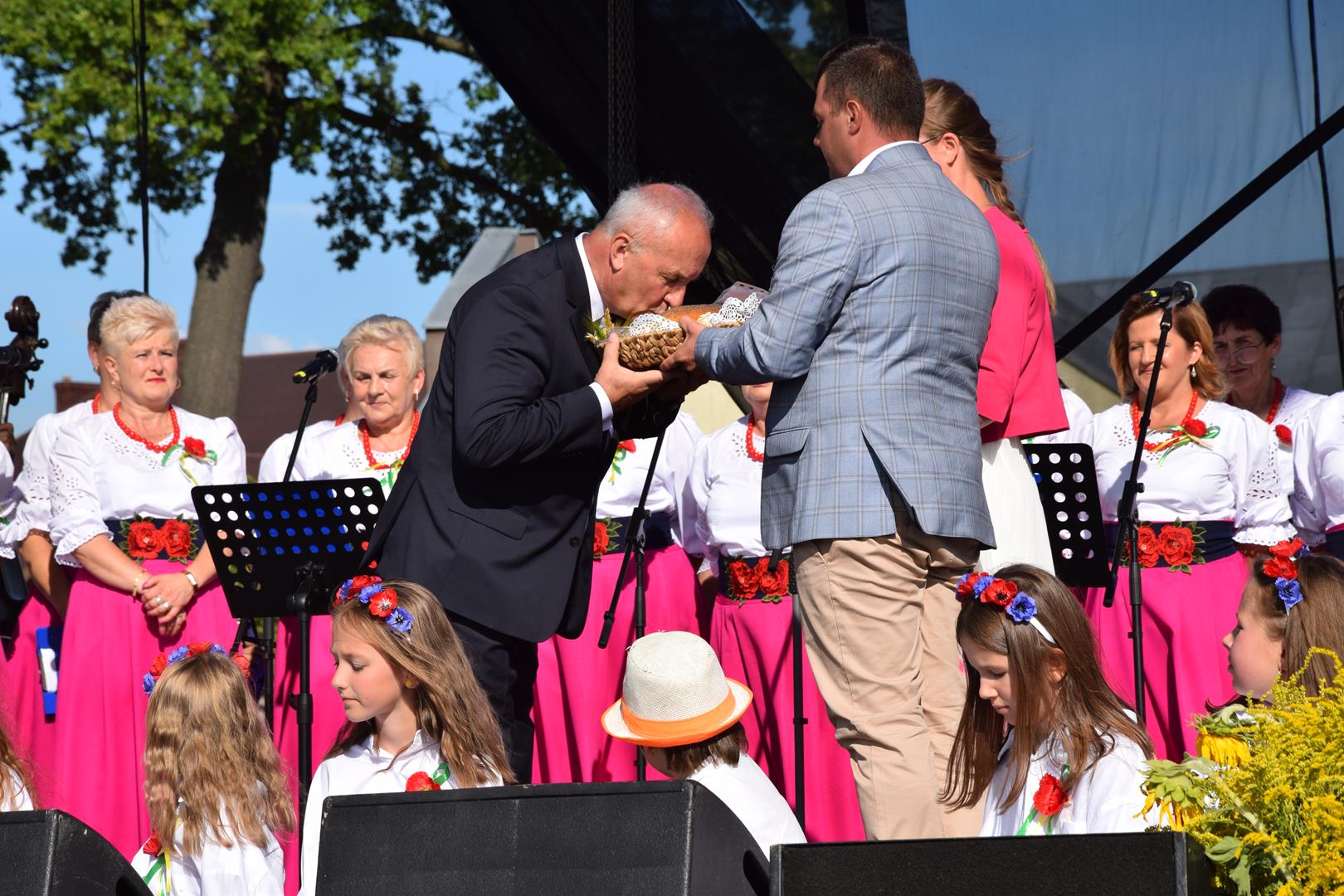 Zdjęcie przedstawia obrzęd dożynkowy w&nbsp;wykonaniu KGW Zosieńki