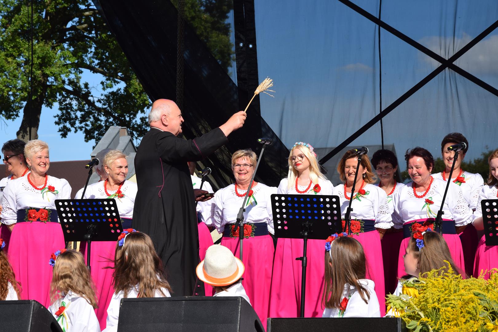Zdjęcie przedstawia święcenia chleba dożynkowego