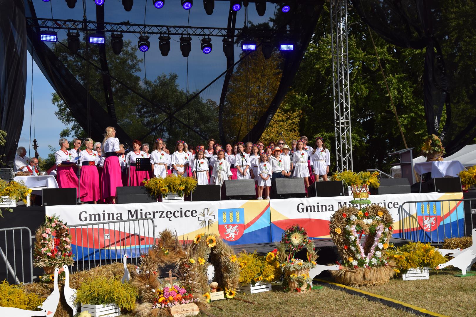 Zdjęcie przedstawia występ KGW Zosieńki