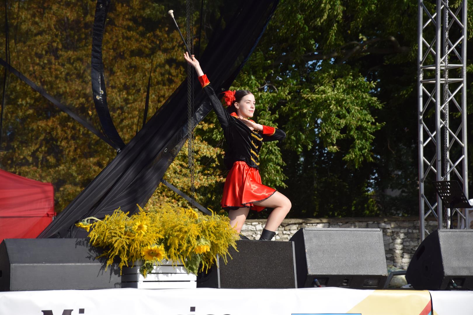 Zdjęcie przedstawia fragment występu Mażoretek