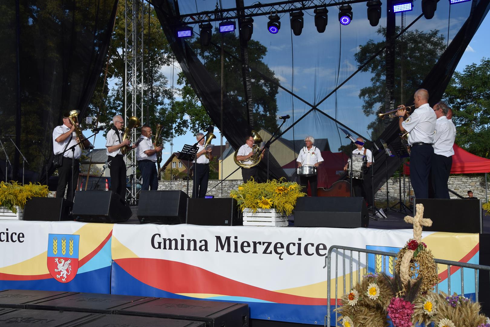 Zdjęcie przedstawia fragment występu Orkiestry Dętej im. Władysława Juszczyka