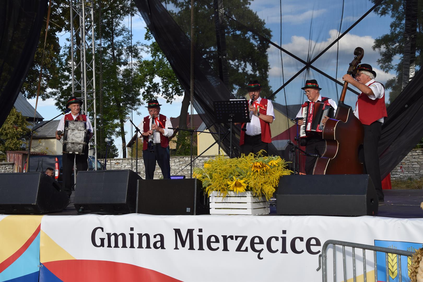 Zdjęcie przedstawia fragment występu Kapeli Regionalnej Mierzęcice