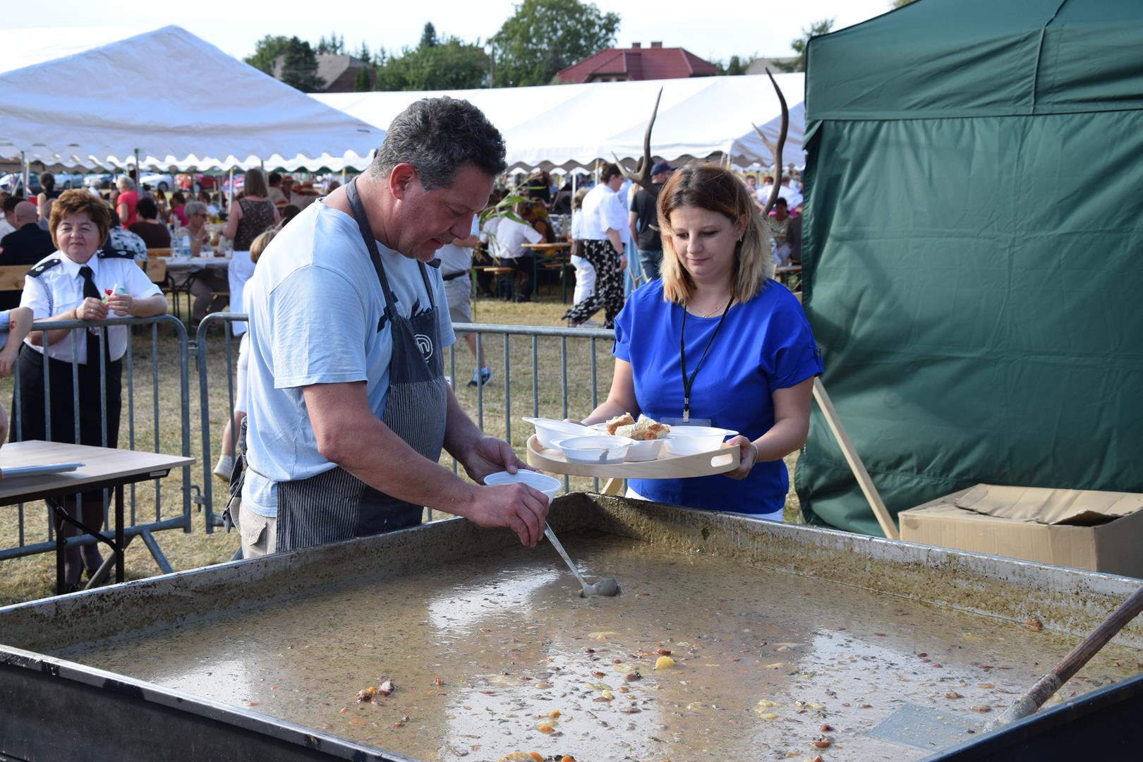 Zdjęcie przedstawia stanowisko zupy z&nbsp;wielkiej patelni