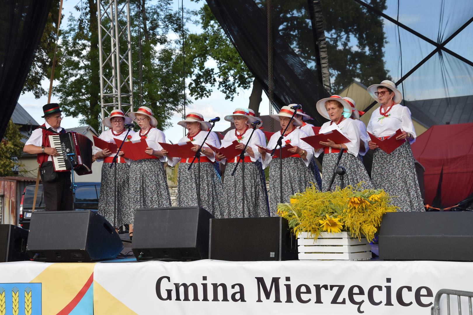Zdjęcie przedstawia fragment wystepu Zespołu Śpiewaczego Toporowianki