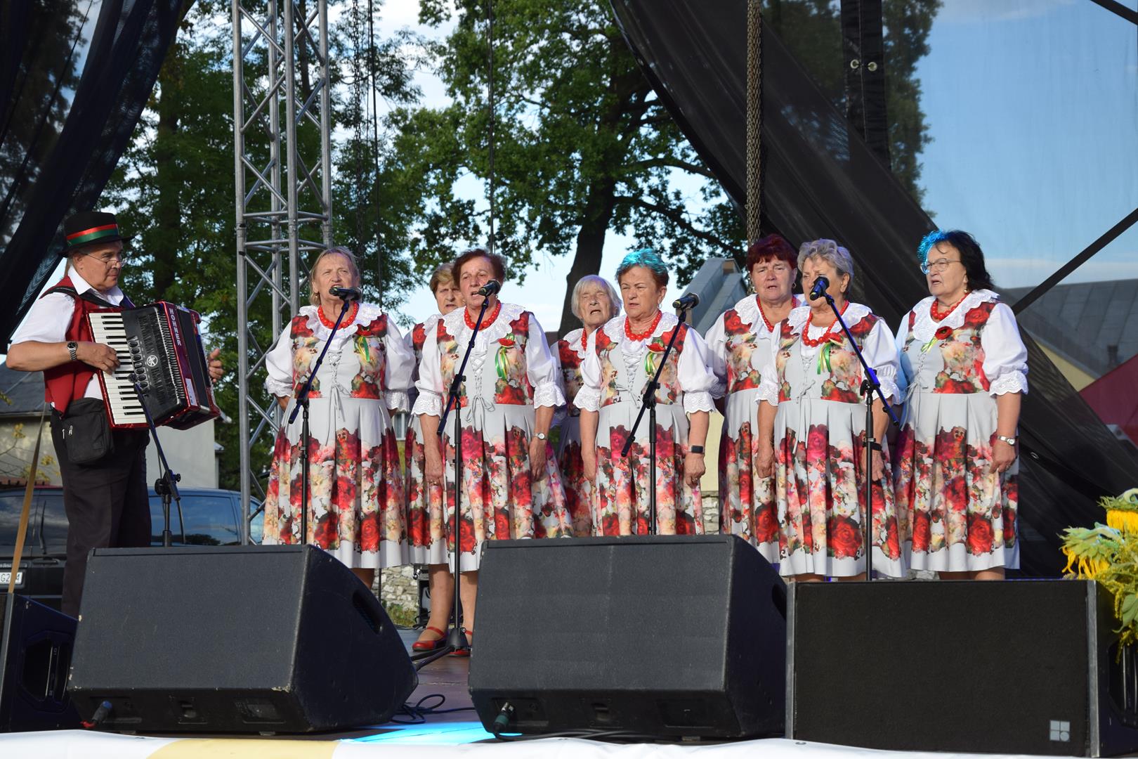 Zdjęcie przedstawia fragment wystepu Zespołu Śpiewaczego Mierzęcanki