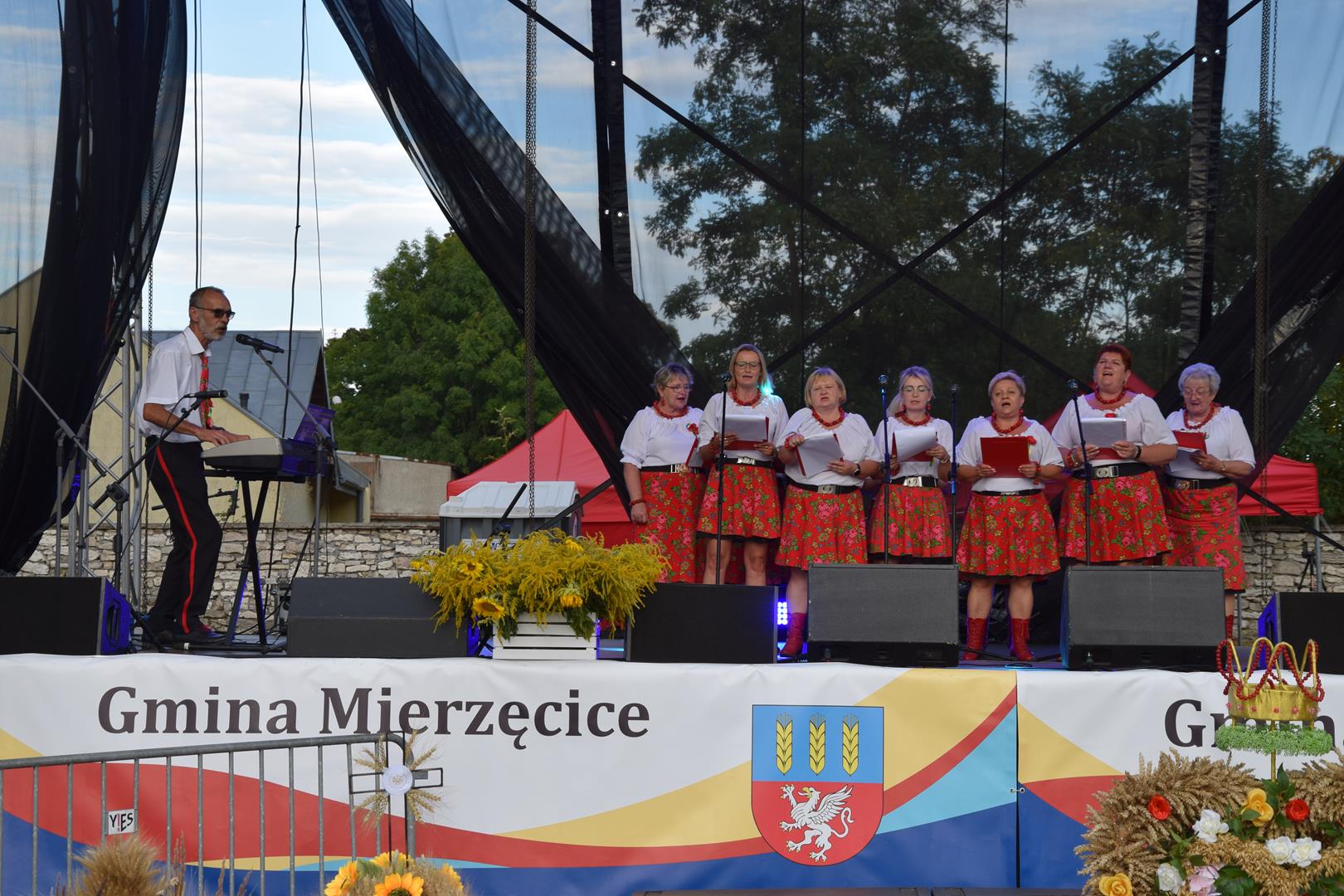 Zdjęcie przedstawia fragment wystepu Zespołu Śpiewaczego Jezioranki