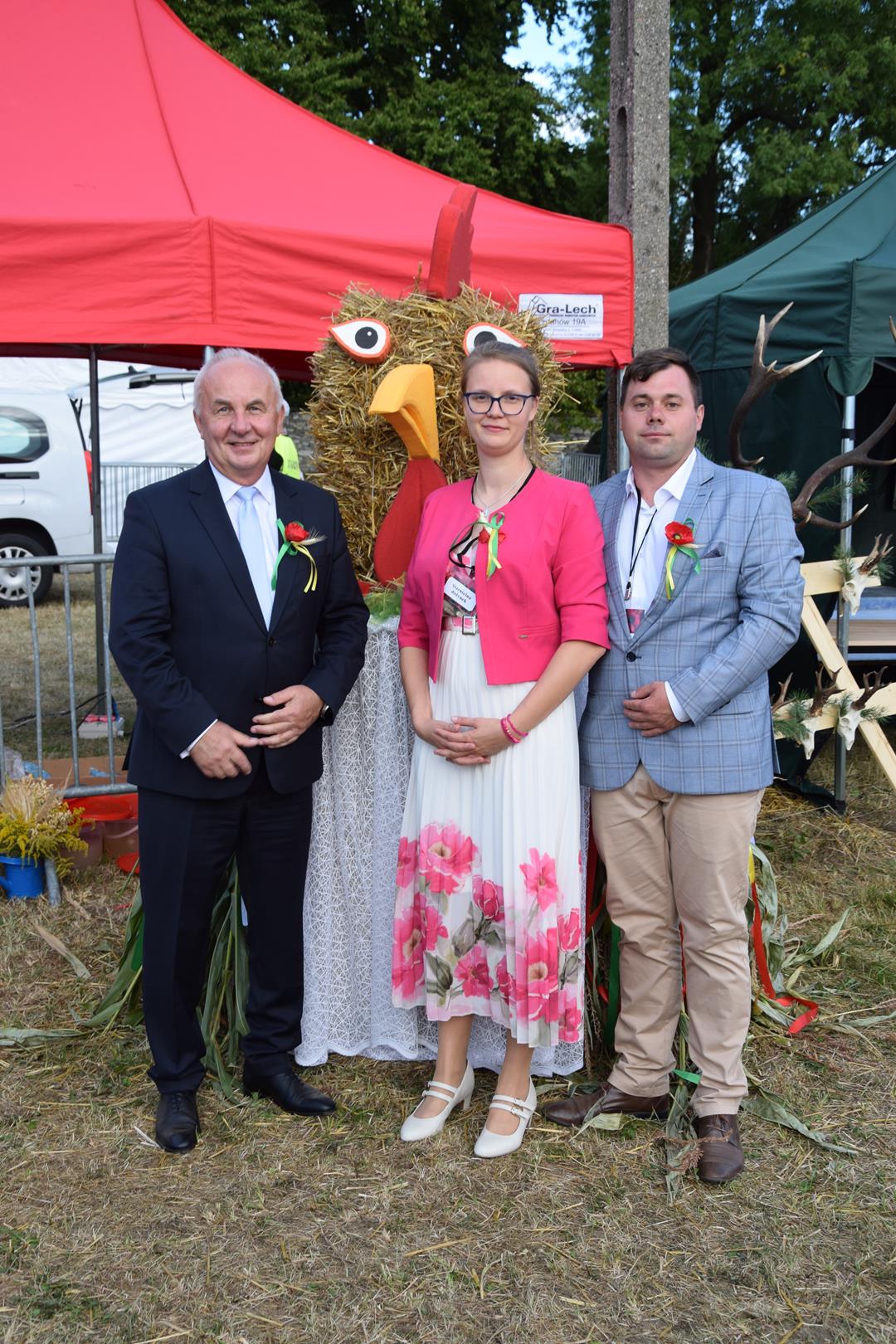Zdjęcie przedstawia pozujących starostów dożynek wraz z&nbsp;Wójtem Gminy Mierzęcice Grzegorza Podlejskiego