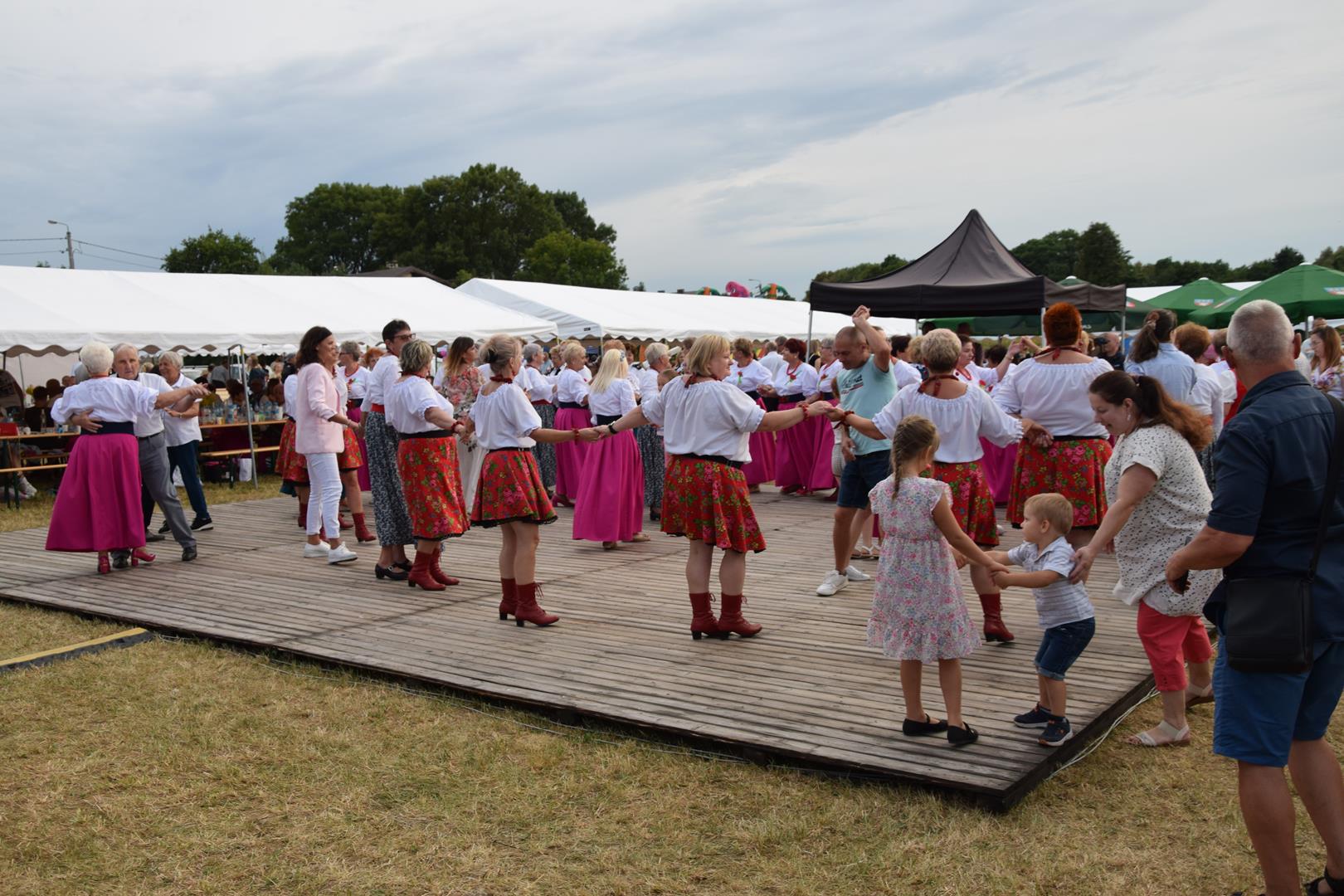 Zdjęcie przedstawia tańczących ludzi