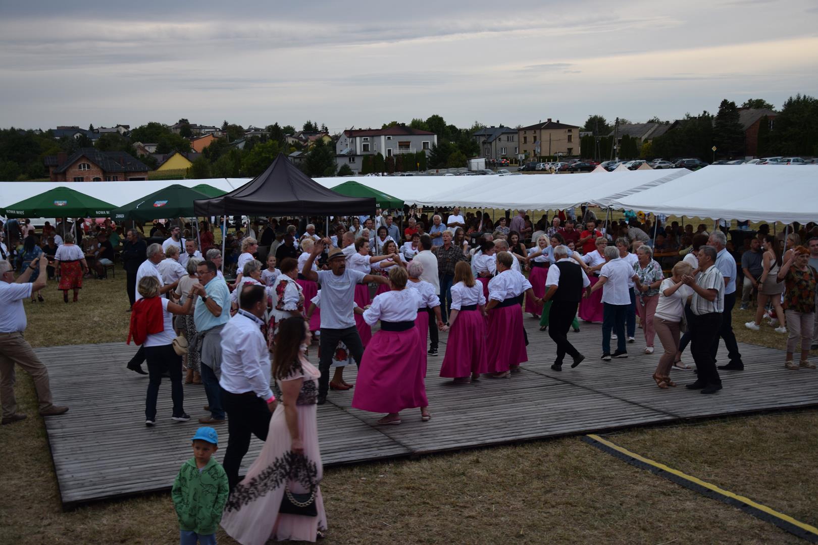 Zdjęcie przedstawia tańczących ludzi