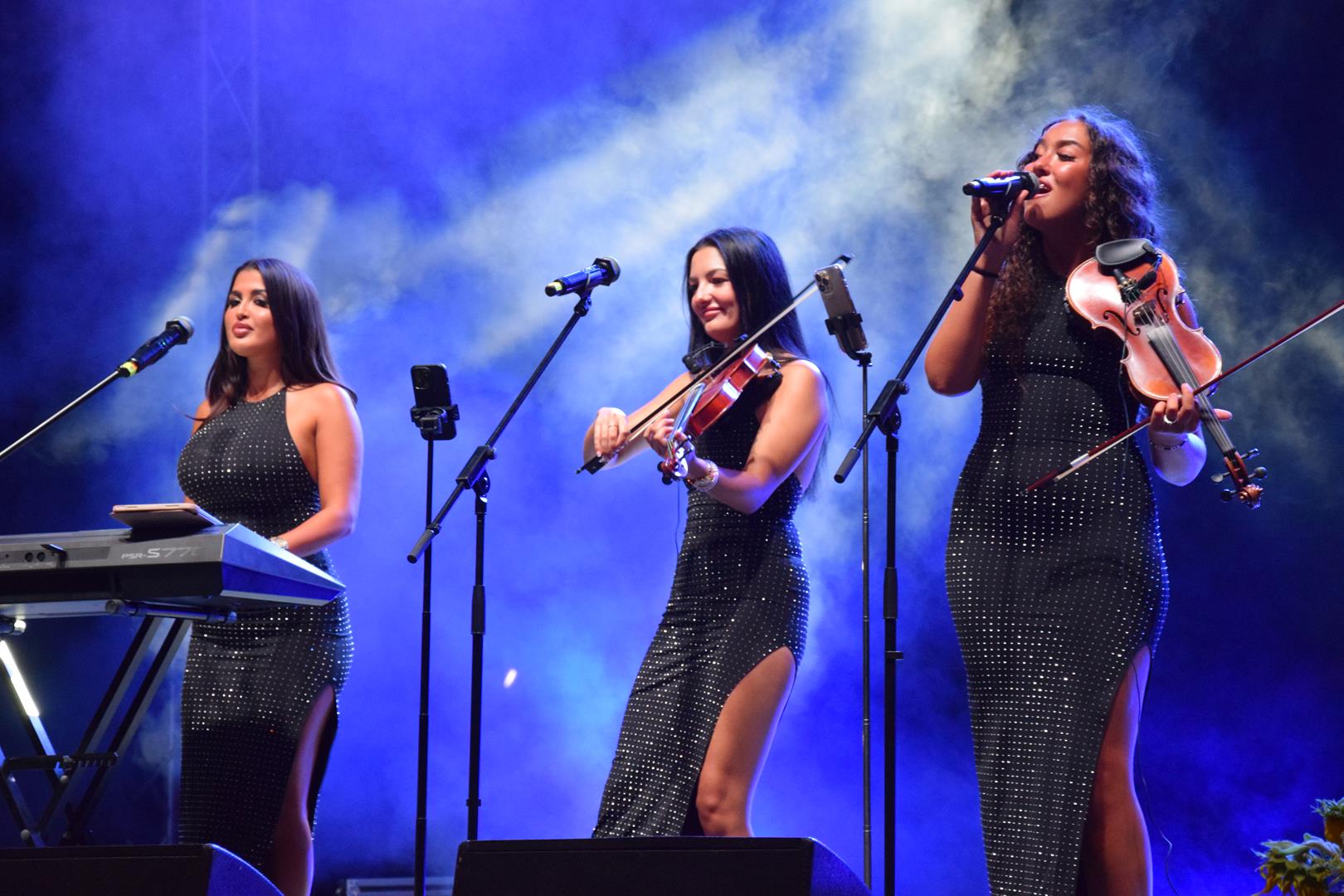 Zdjęcie przedstawia fragment występu zespołu Orły