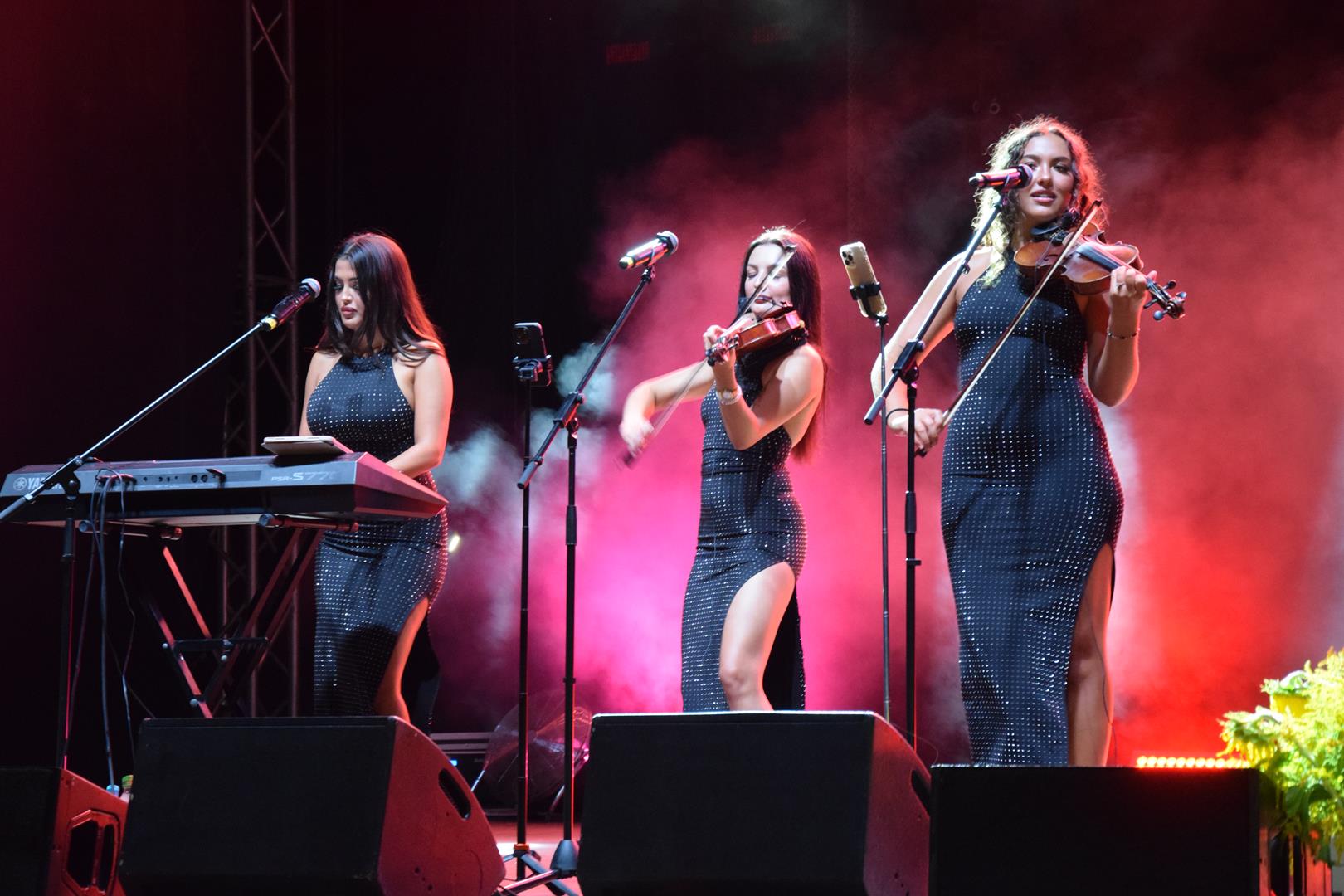 Zdjęcie przedstawia fragment występu zespołu Orły