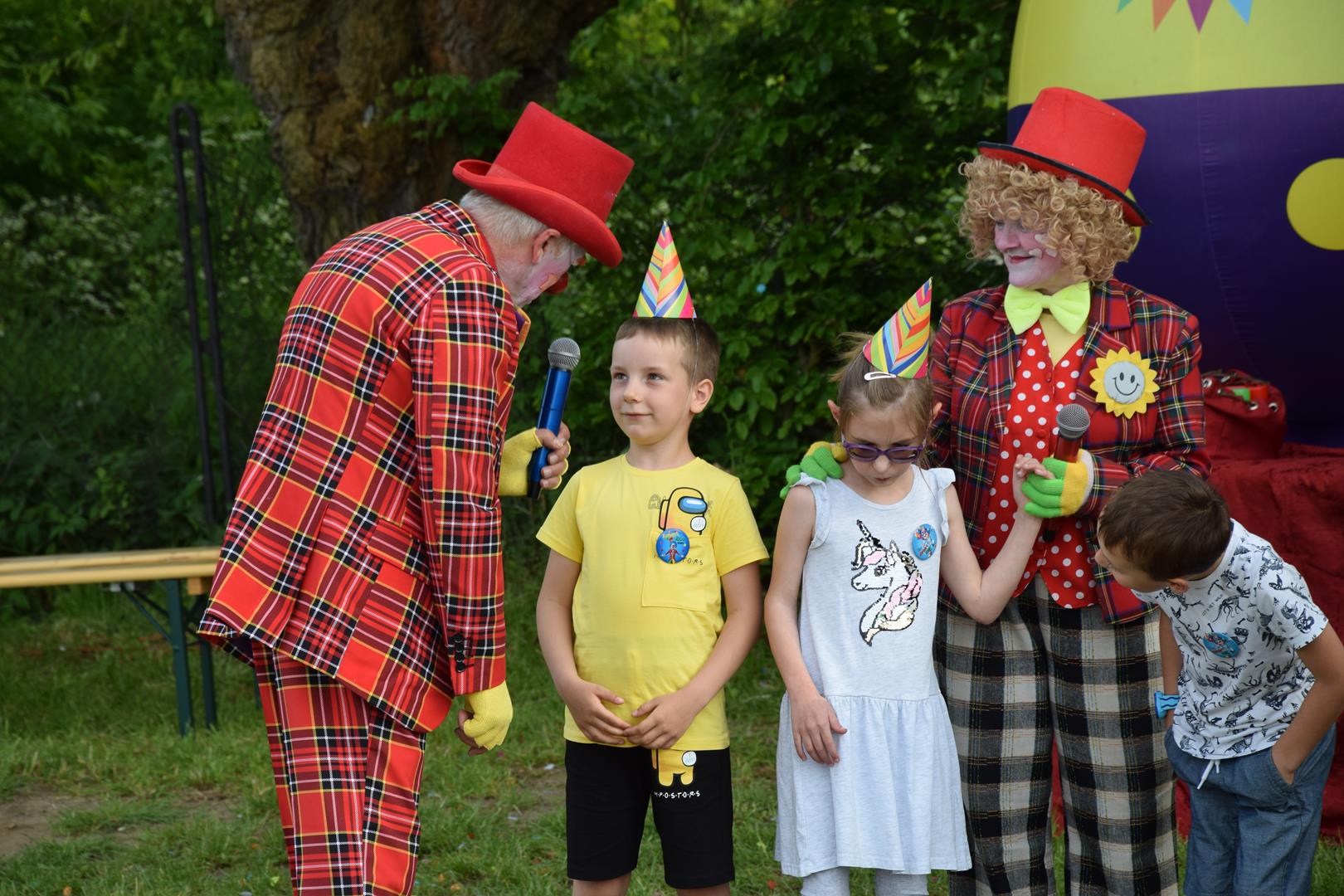 Zdjęcie przedstawiające klauna Rupherta rozmawiającego z uczestnikami konkursu wiedzy
