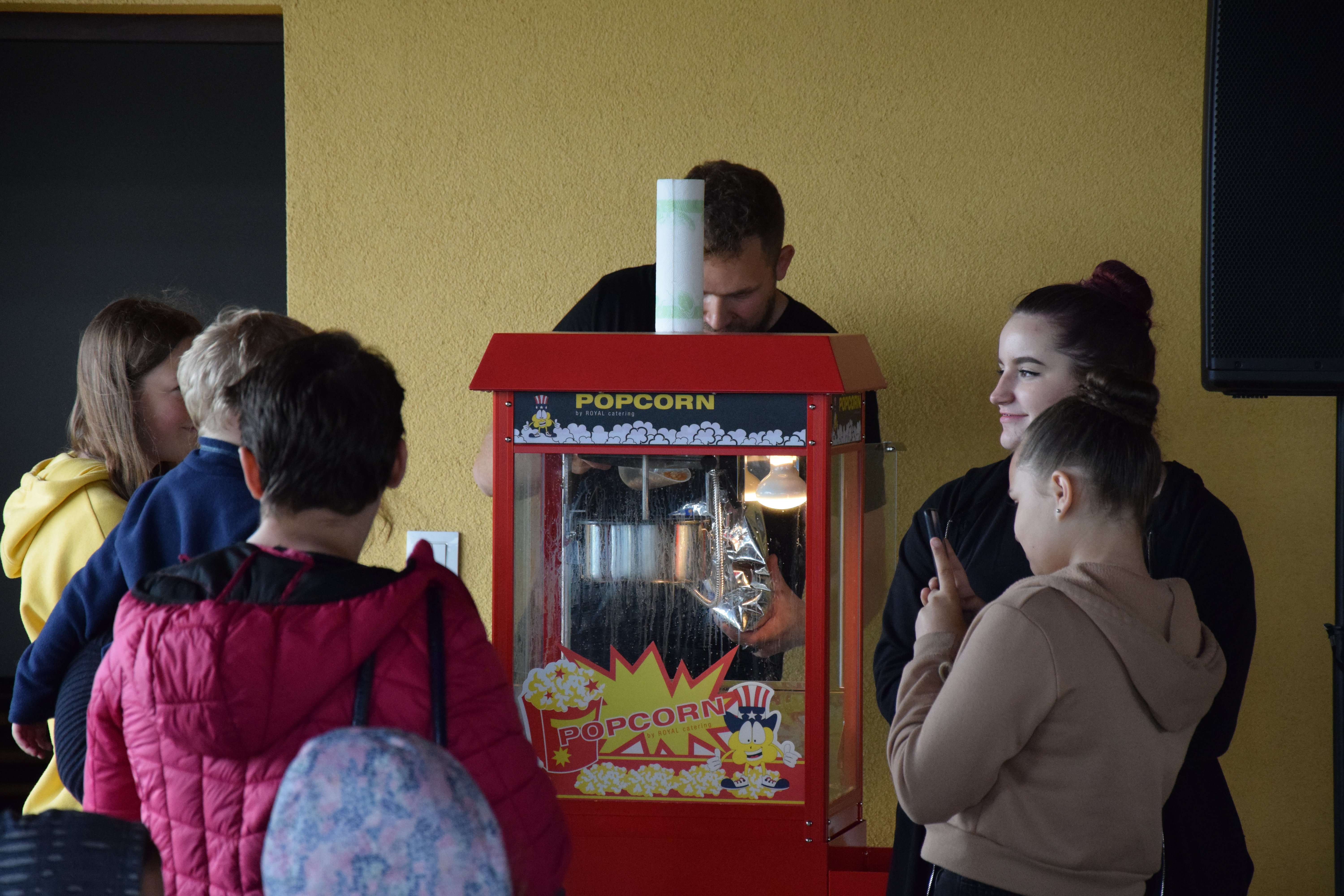 Zdjęcie przedstawiające stoisko z popcornem