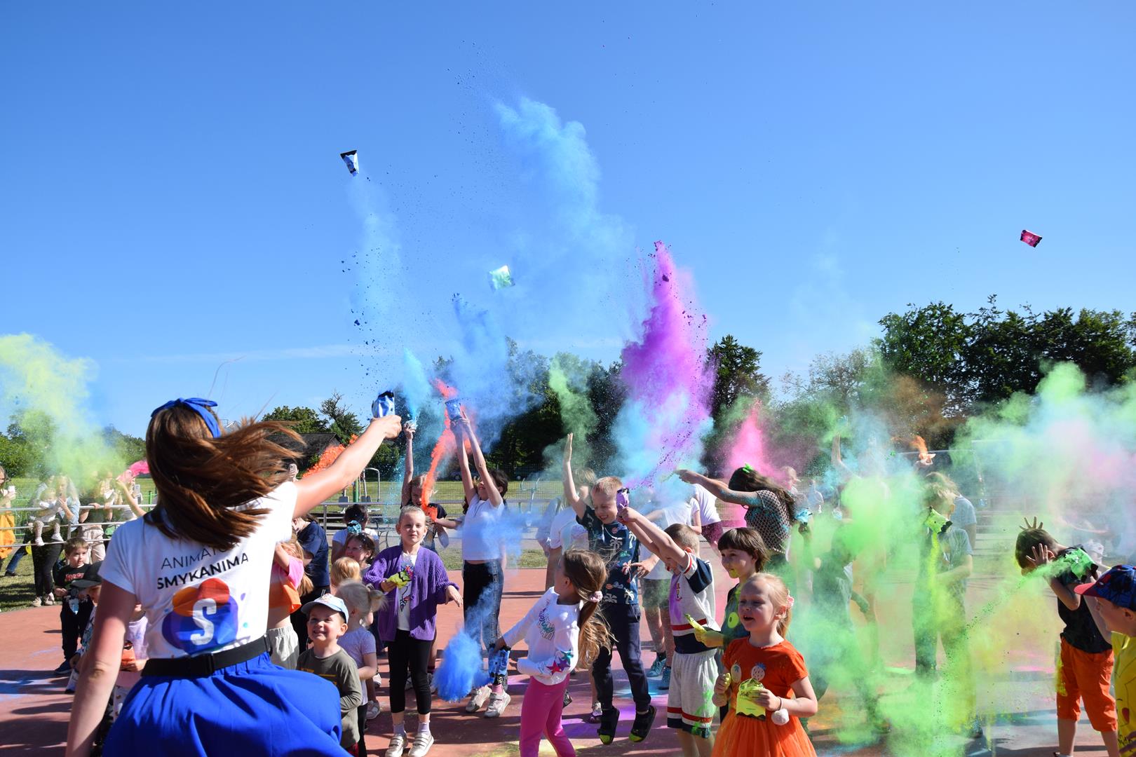 Zdjęcie przedstawiające wyrzut proszków holi