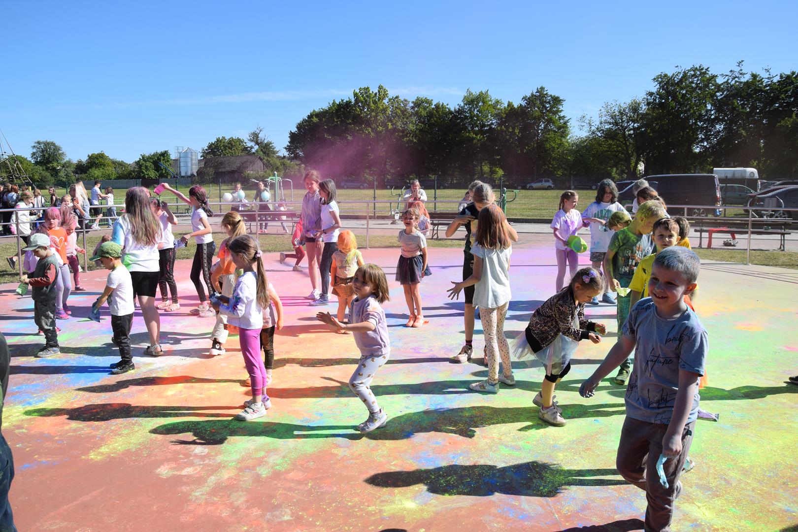 Zdjęcie przedstawiające wyrzut proszków holi