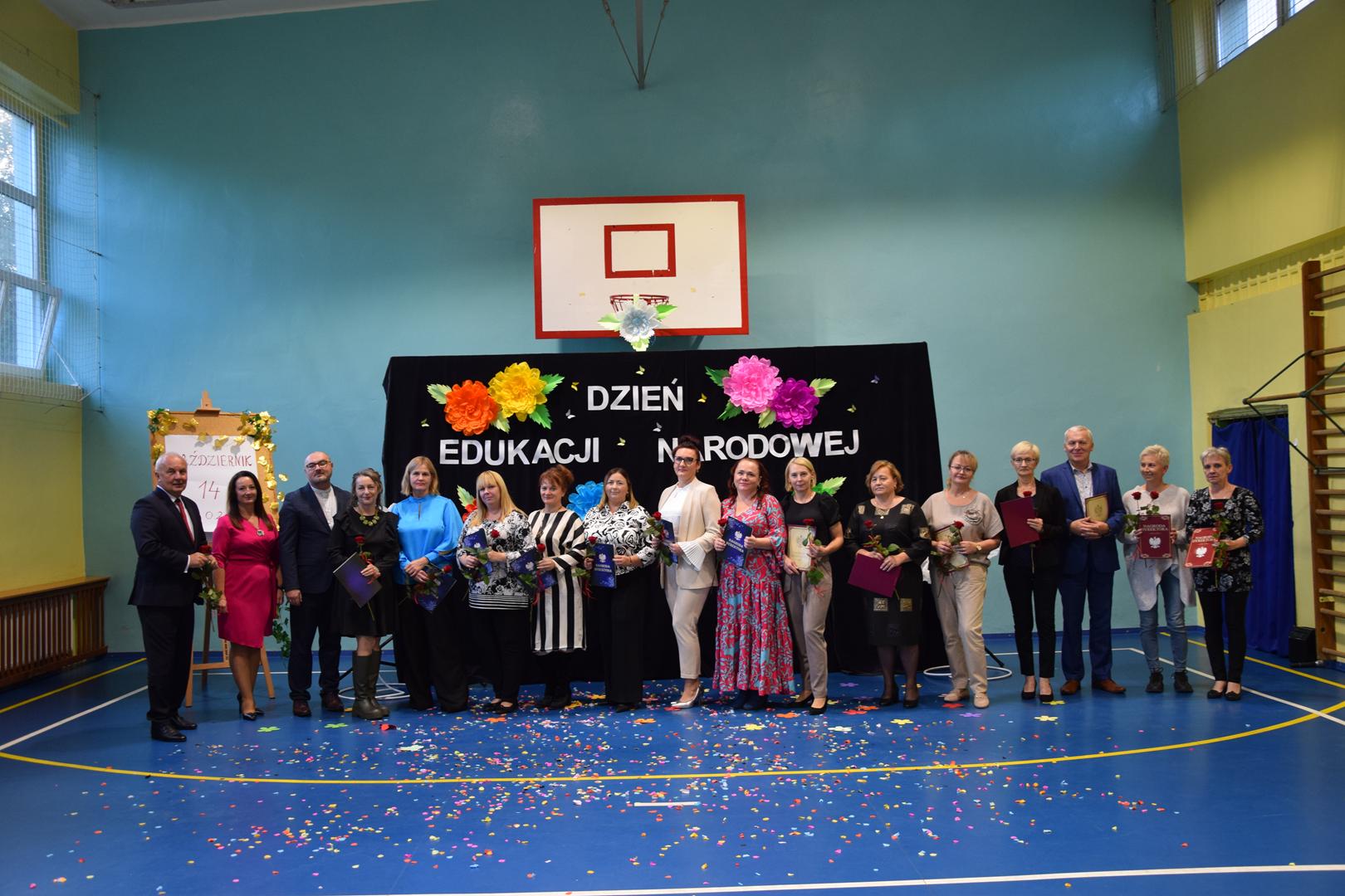 Zdjęcie przedstawia pozujących nauczycieli wraz z&nbsp;przedstawicielami Gminy Mierzęcice