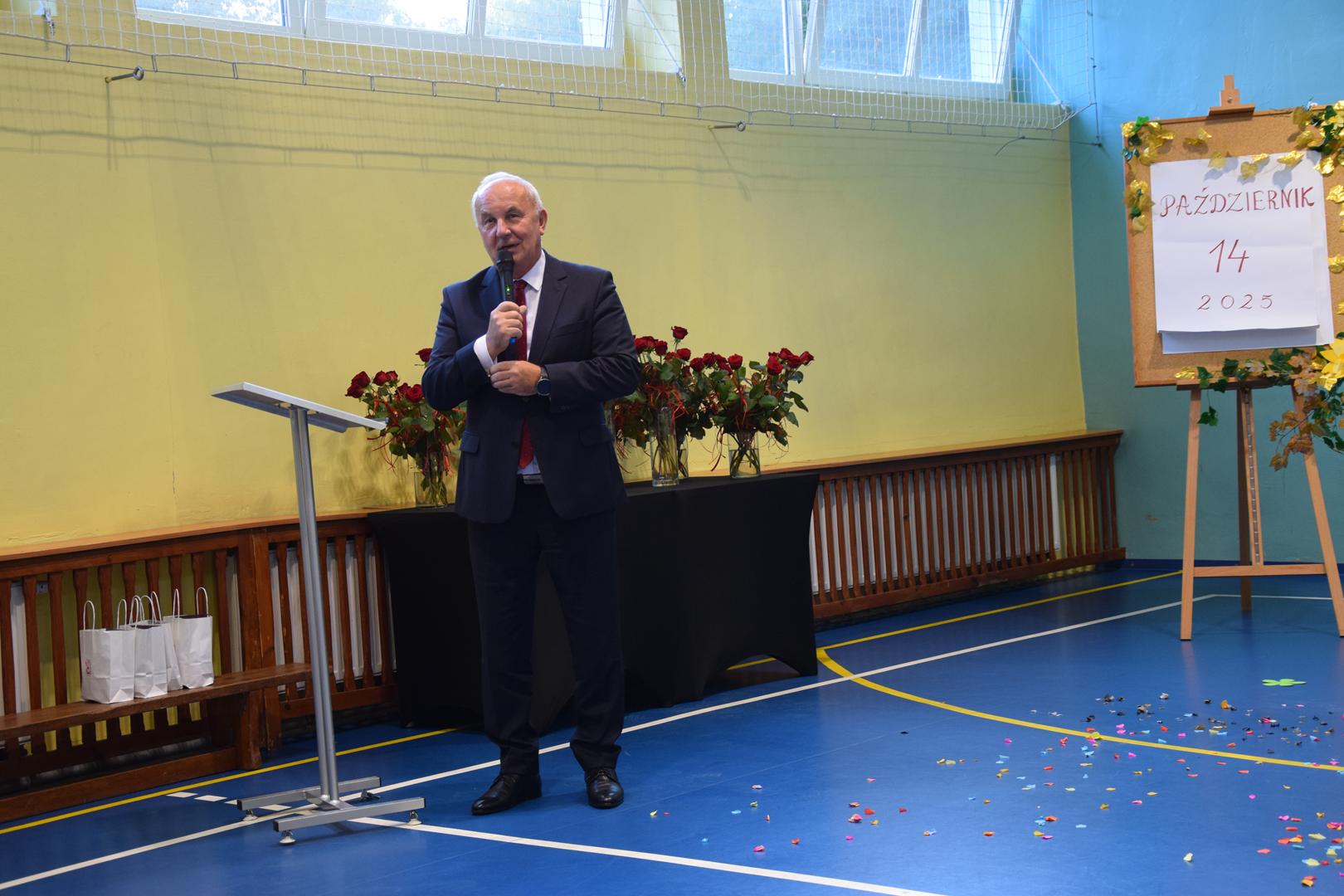 Zdjęcie przedstawia przemówienie Wójta Gminy Mierzęcice Grzegorza Podlejskiego