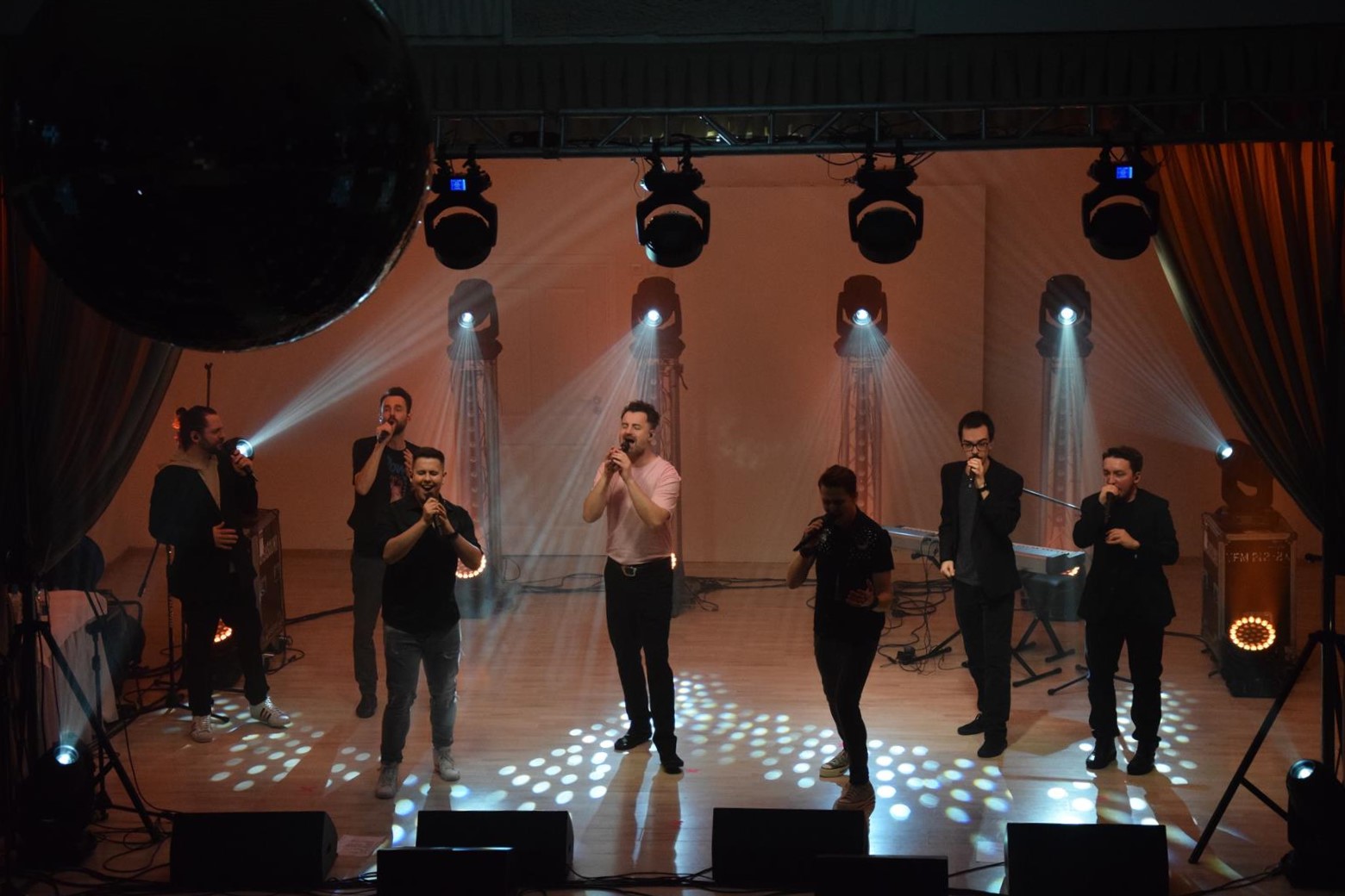 Zdjęcie przedstawia fragment występu grupy Audiofeels