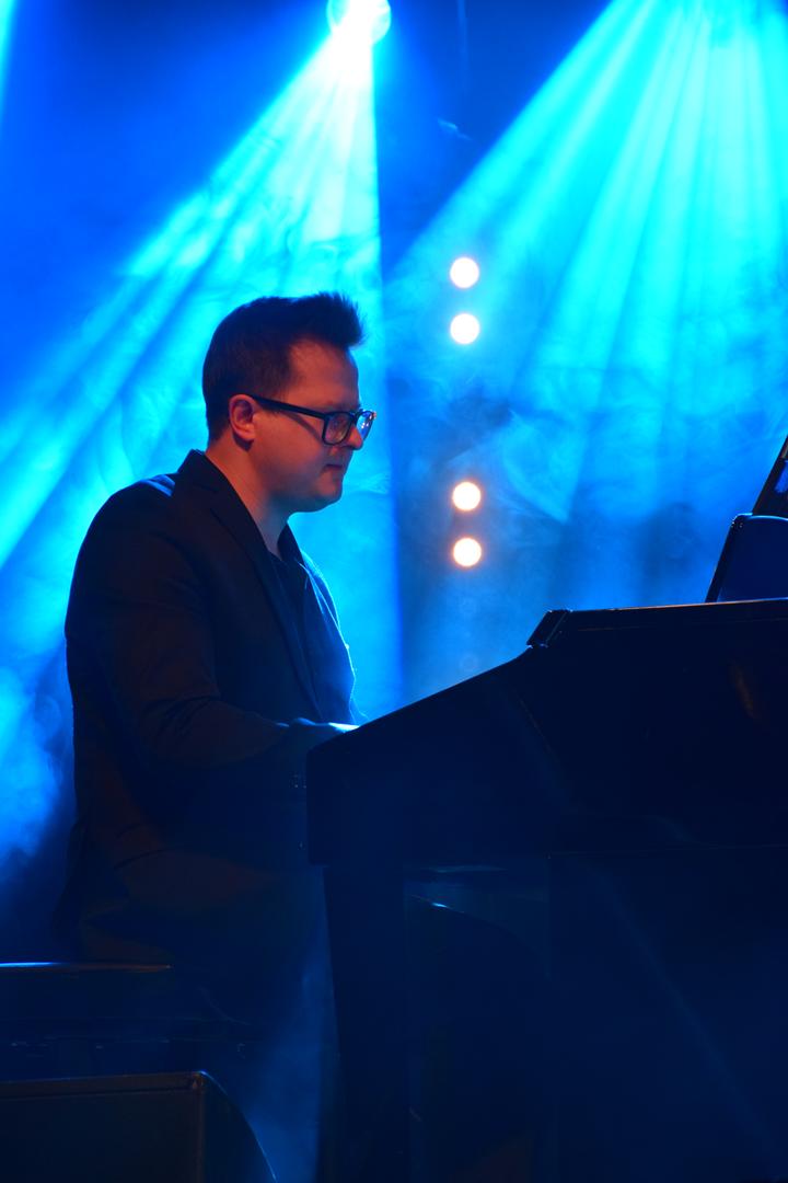 Zdjęcie przedstawia fragment występu Piotra Polka wraz z&nbsp;zespołem podczas Dnia Kobiet w&nbsp;Gminie Mierzęcice