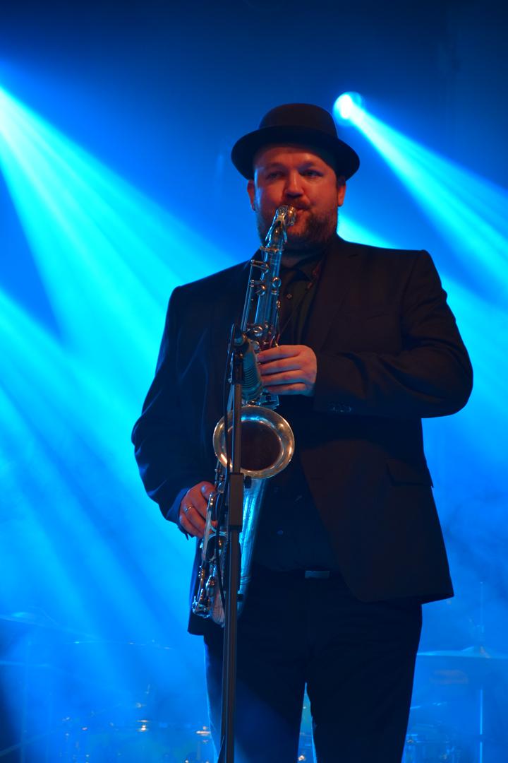 Zdjęcie przedstawia fragment występu Piotra Polka wraz z&nbsp;zespołem podczas Dnia Kobiet w&nbsp;Gminie Mierzęcice