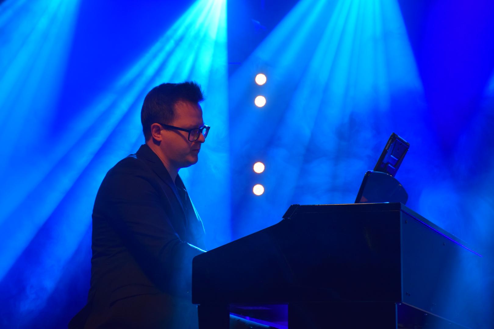 Zdjęcie przedstawia fragment występu Piotra Polka wraz z&nbsp;zespołem podczas Dnia Kobiet w&nbsp;Gminie Mierzęcice