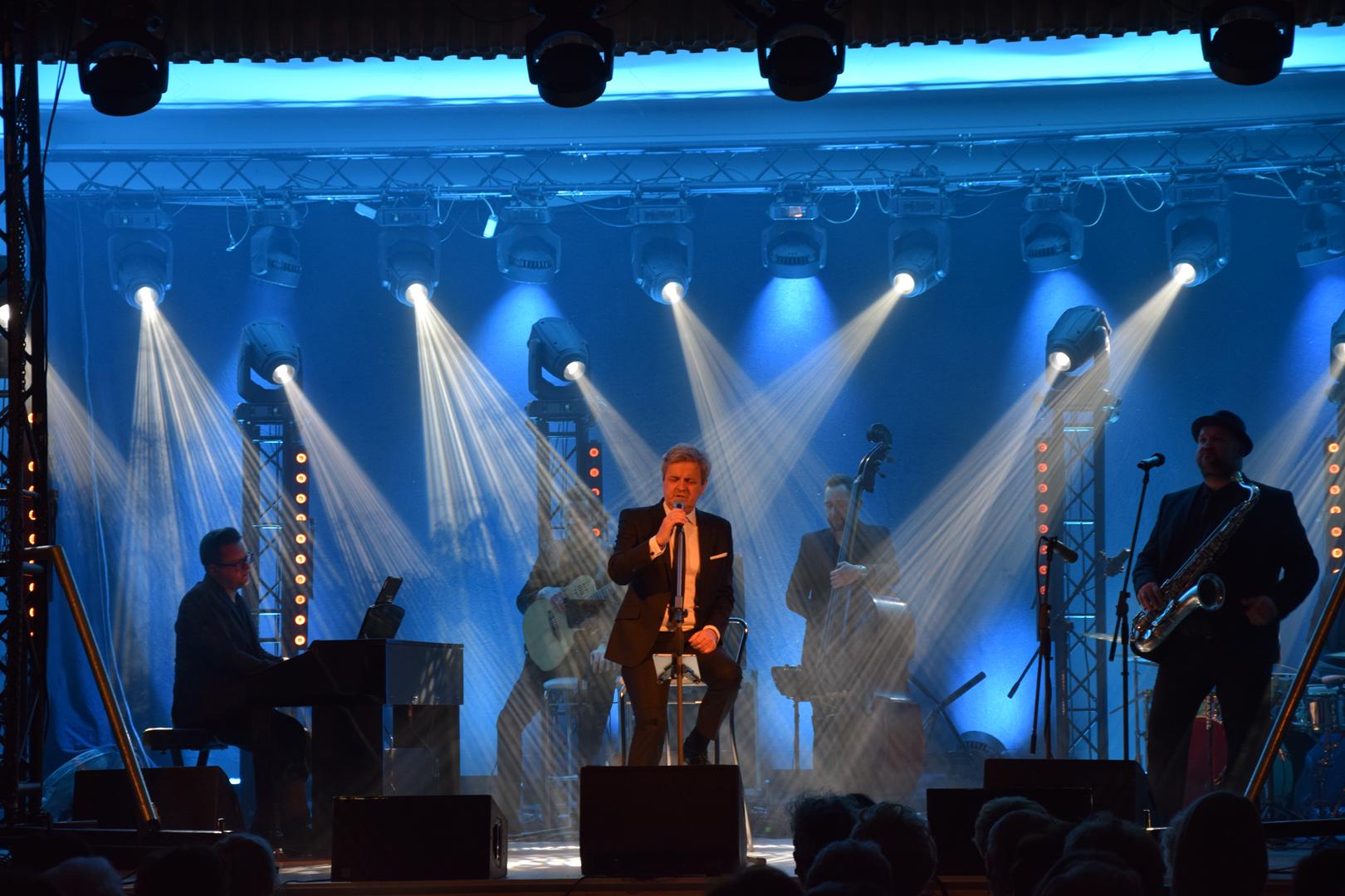 Zdjęcie przedstawia fragment występu Piotra Polka wraz z&nbsp;zespołem podczas Dnia Kobiet w&nbsp;Gminie Mierzęcice