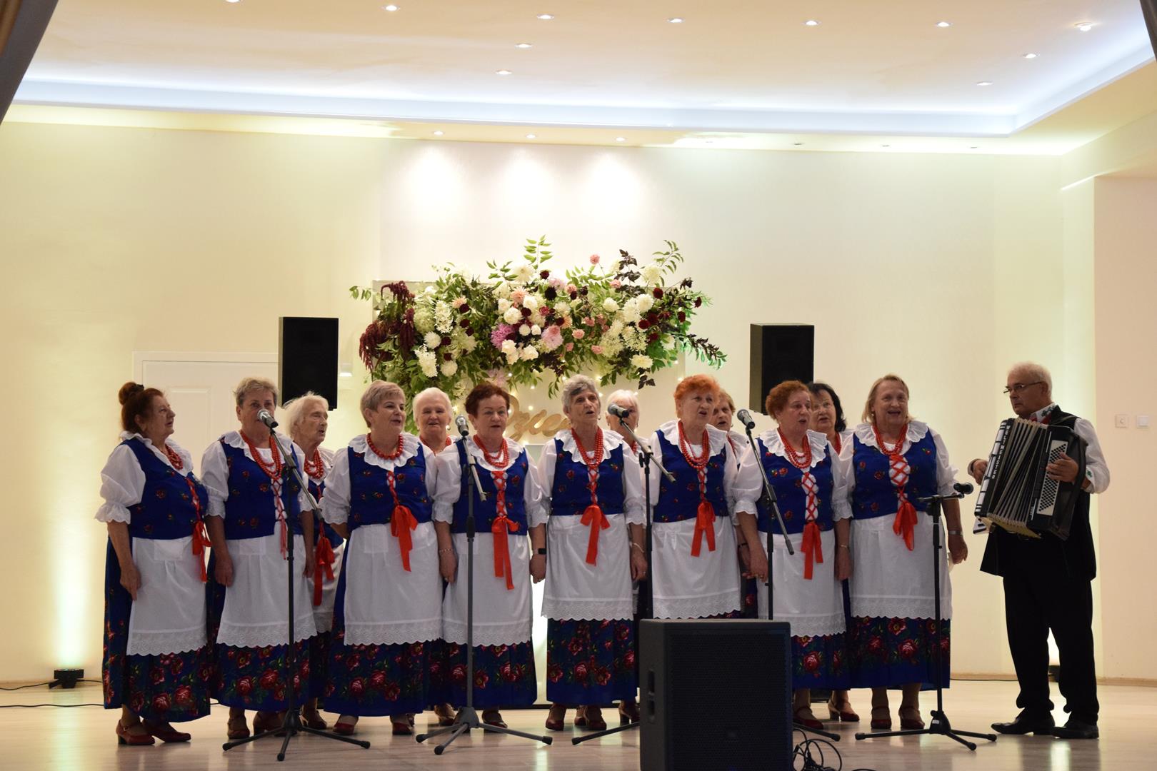 Zdjęcie przedstawia moment występu Zespołu Śpiewaczego Mierzęcanki