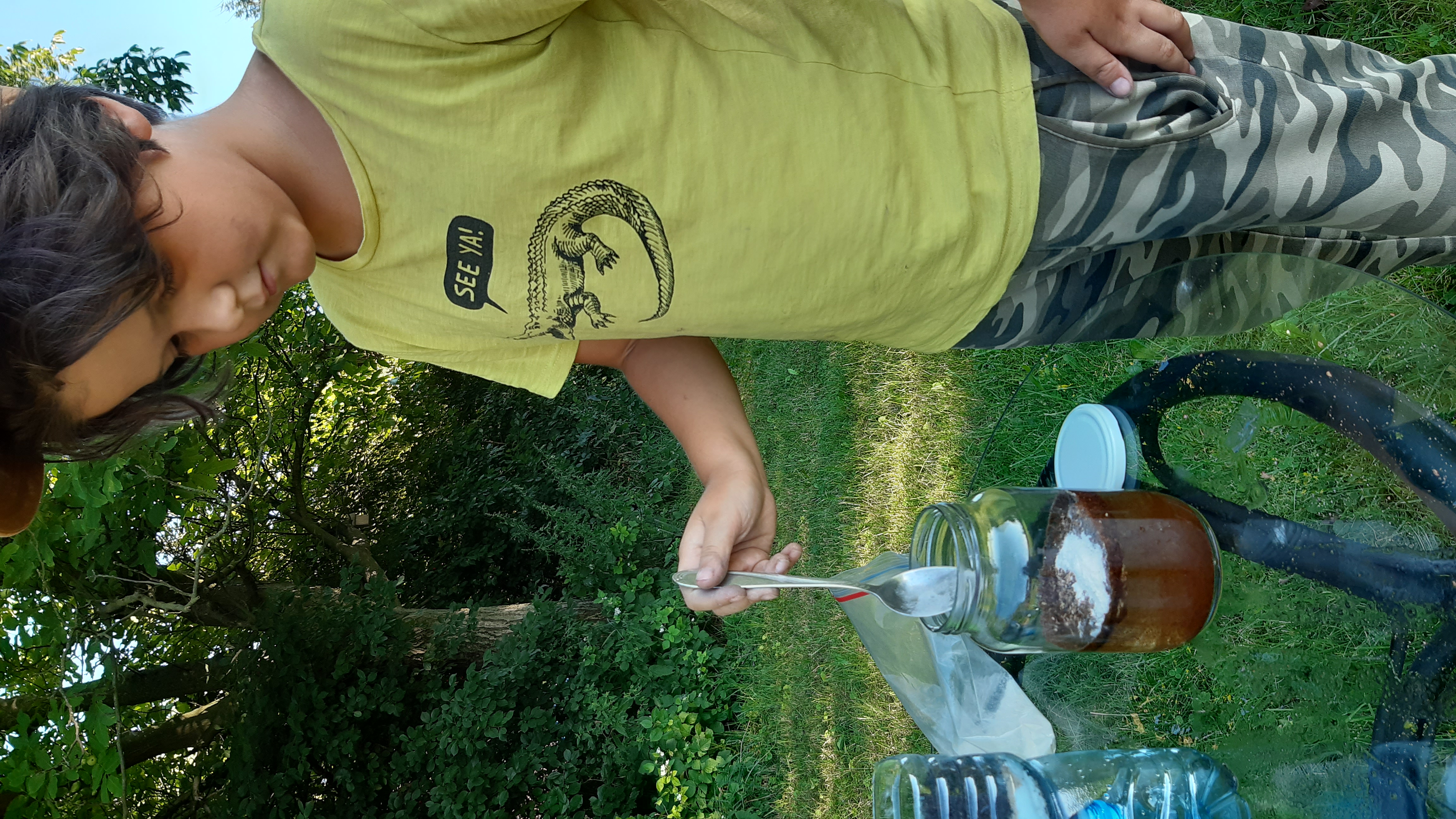 Zdjęcie przedstawiające uczestnika warsztatów badającego jakość wody