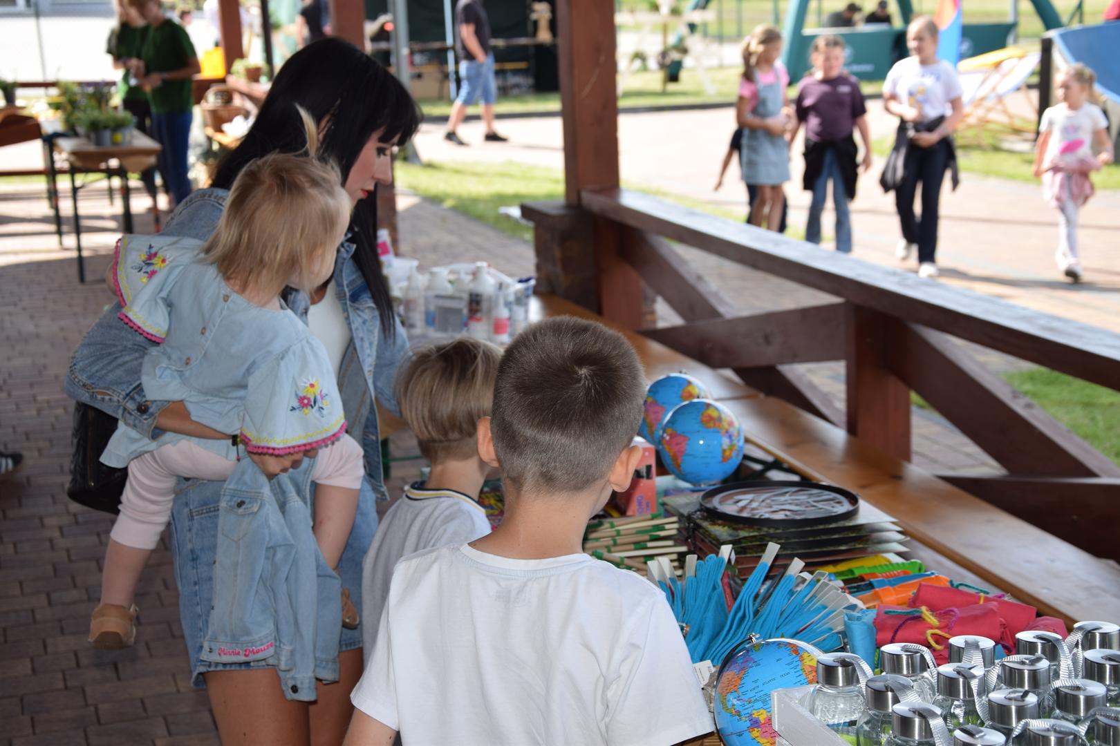 Zdjęcie przedstawia stanowisko z&nbsp;quizem ekologicznym na pikniku ekologicznym