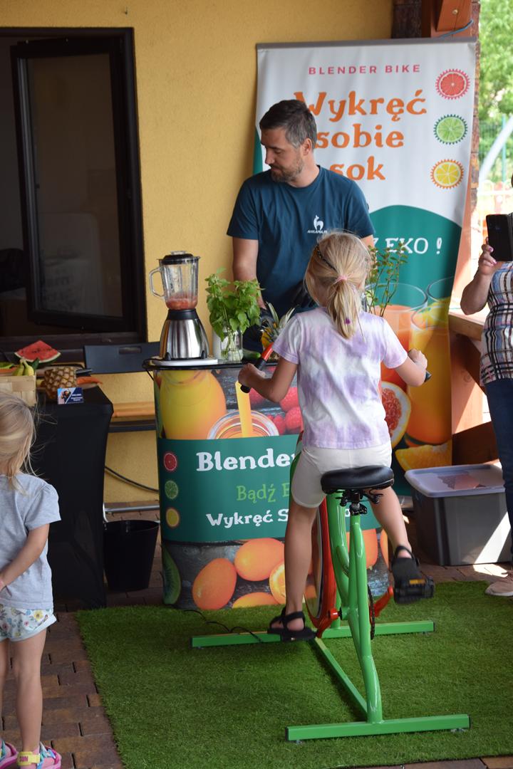 Zdjęcie przedstawia stanowisko z&nbsp;eko-blenderem na pikniku ekologicznym