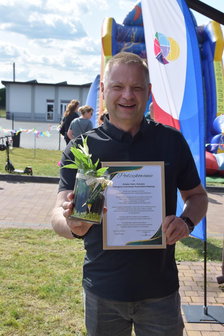 Zdjęcie przedstawia moment wręczenie pamiątkowych eko prezentów dla wystawców