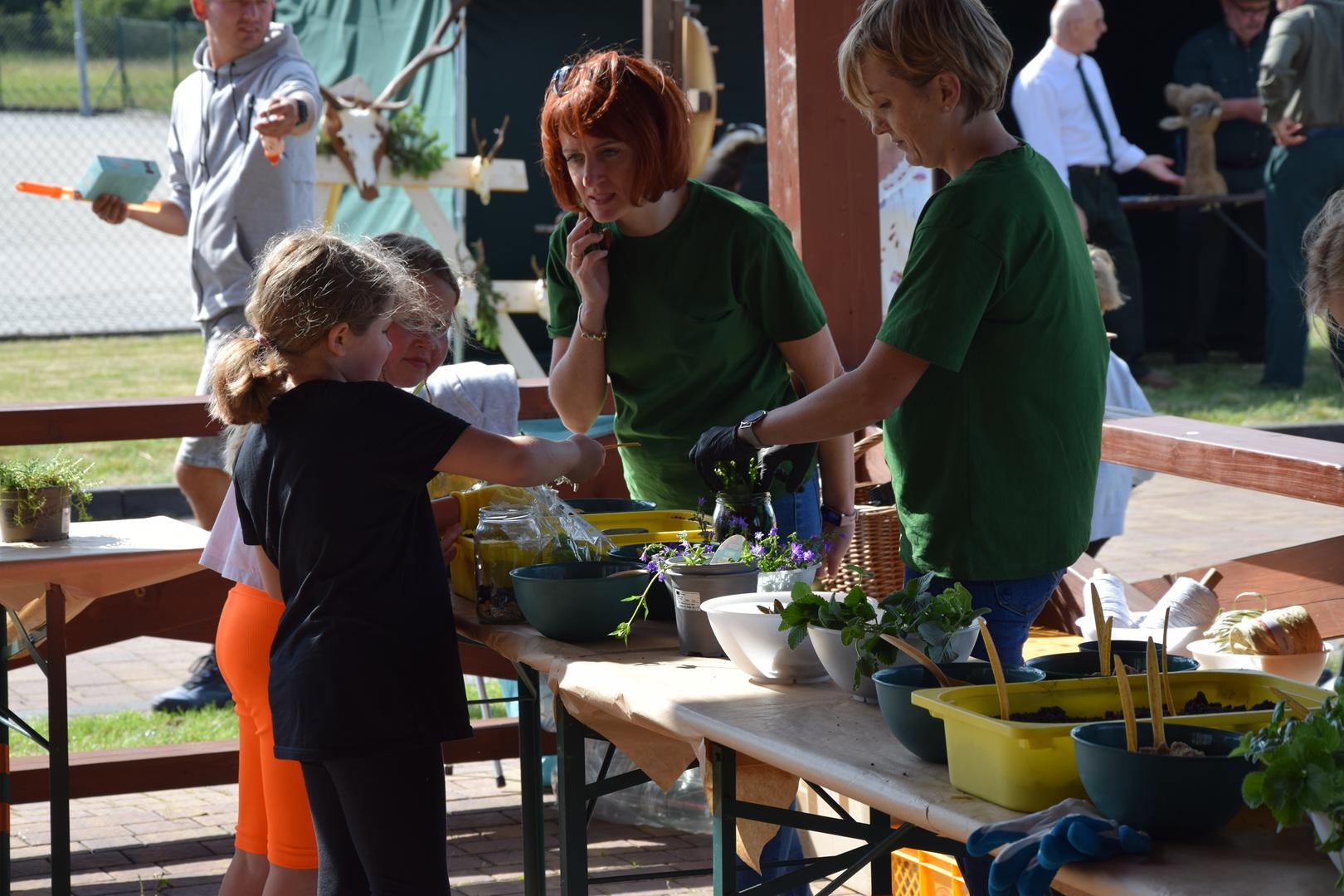 Zdjęcie przedstawia dzieci wykonujące las w&nbsp;szkle