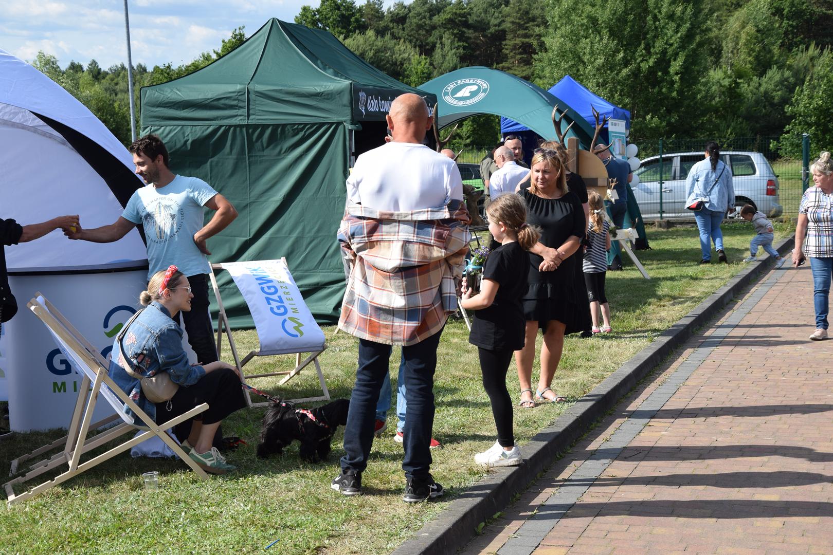 Zdjęcie przedstawia uczestników pikniku ekologicznego korzystających ze stanowiska GZGWiK w&nbsp;Mierzęcicach