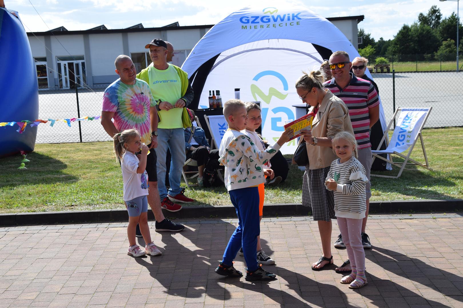 Zdjęcie przedstawia uczestników pikniku ekologicznego korzystających ze stanowiska GZGWiK w&nbsp;Mierzęcicach