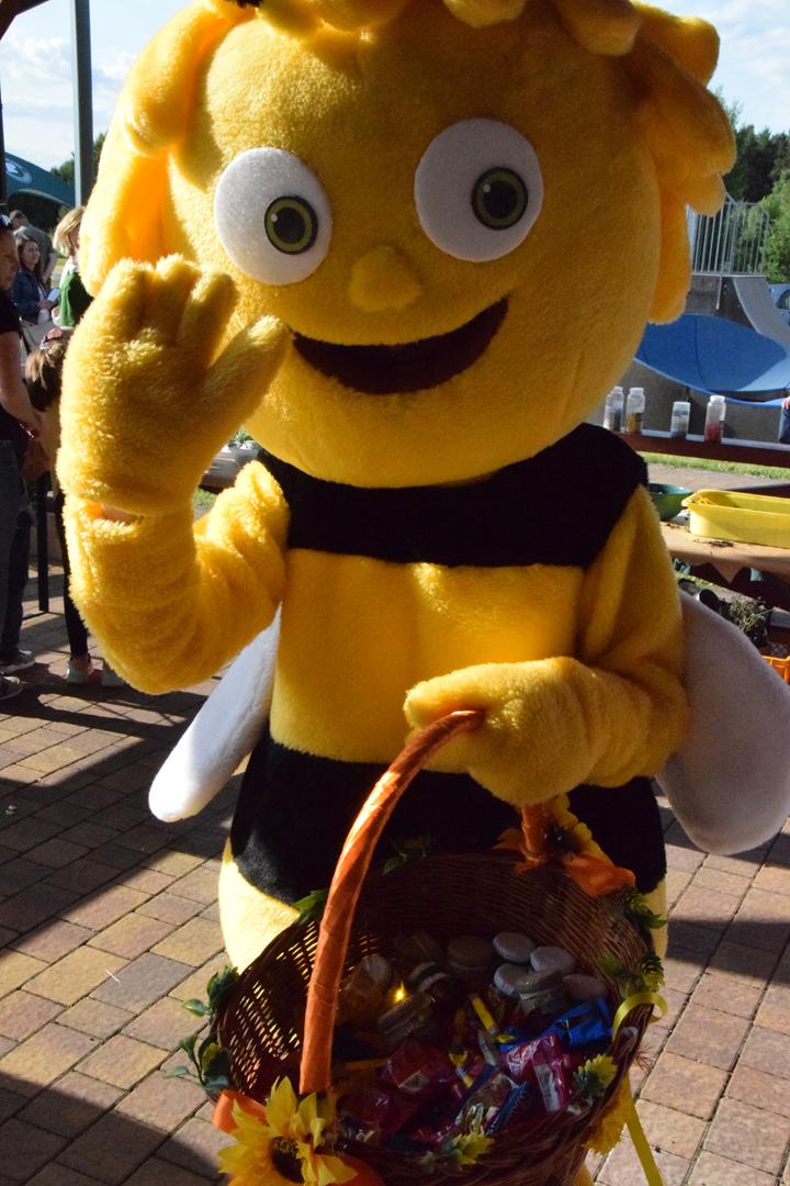 Zdjęcie przedstawia maskotkę pszczołę