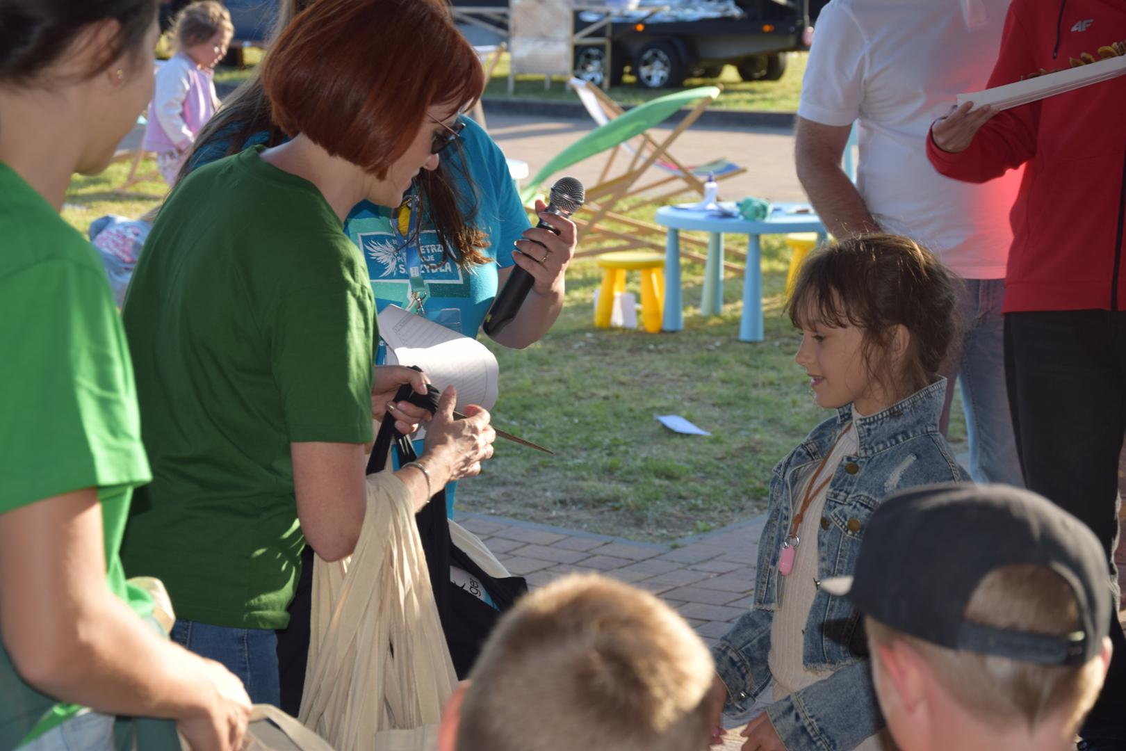 Zdjęcie przedstawia moment wręczenia nagród dla uczestników gry terenowej