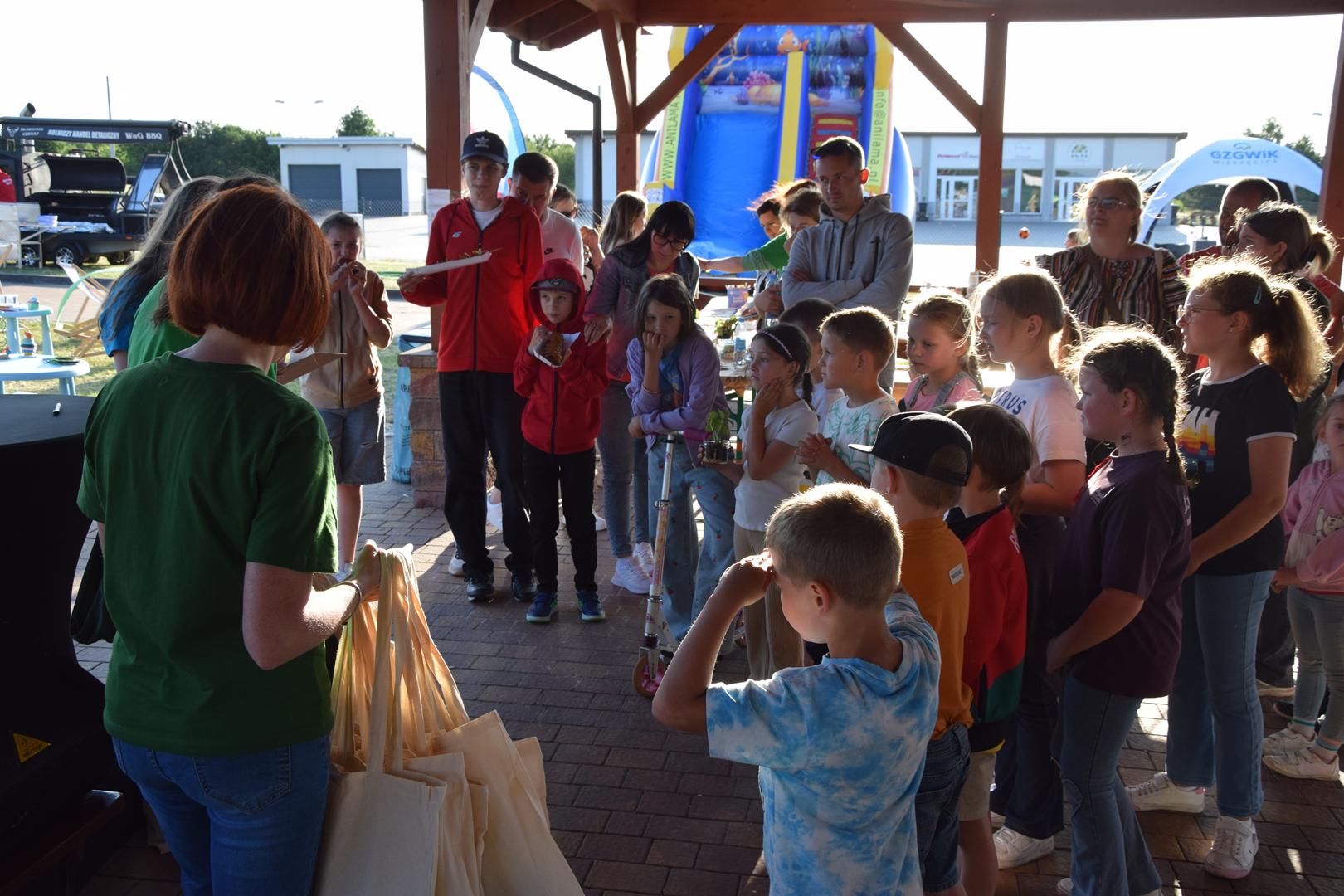 Zdjęcie przedstawia moment wręczenia nagród dla uczestników gry terenowej