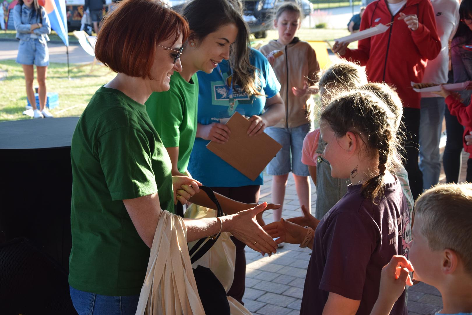 Zdjęcie przedstawia moment wręczenia nagród dla uczestników gry terenowej