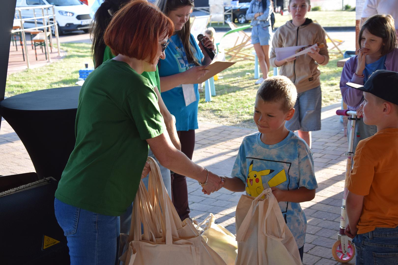 Zdjęcie przedstawia moment wręczenia nagród dla uczestników gry terenowej