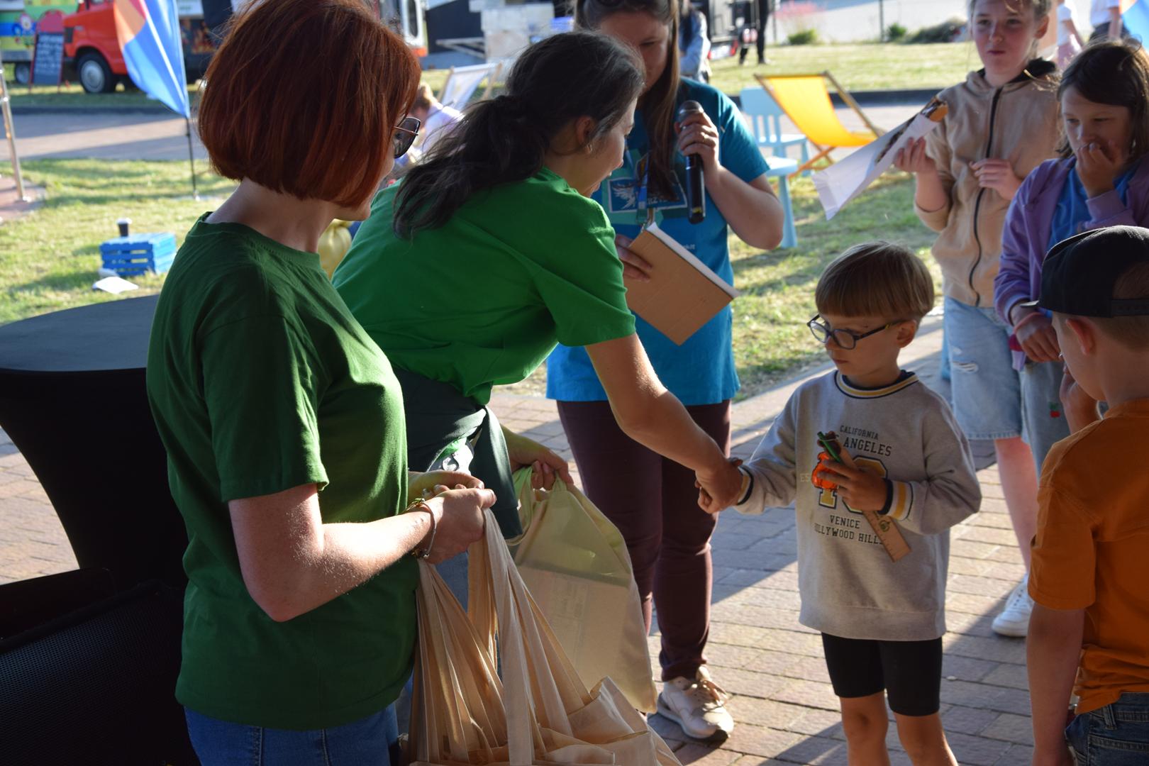Zdjęcie przedstawia moment wręczenia nagród dla uczestników gry terenowej