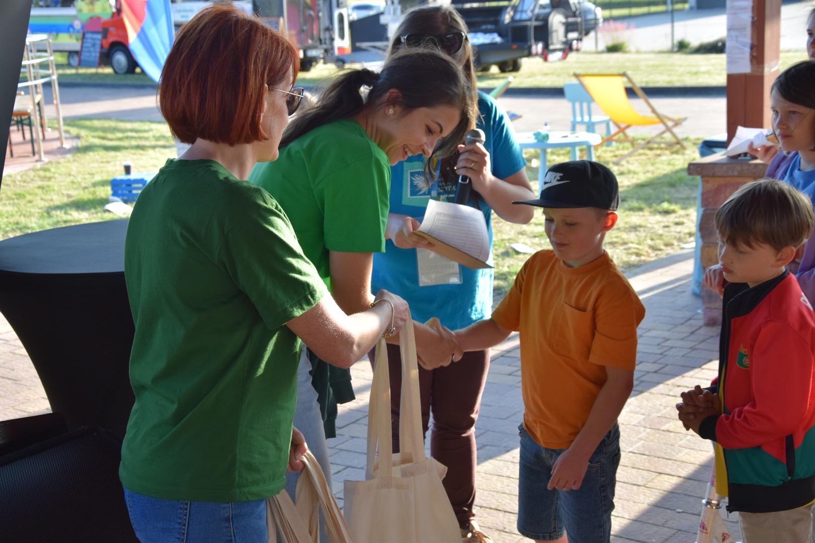 Zdjęcie przedstawia moment wręczenia nagród dla uczestników gry terenowej
