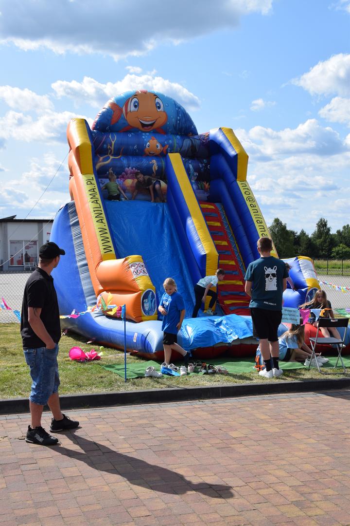 Zdjęcie przedstawia dmuchaną zjeżdzalnie na pikniku ekologicznym