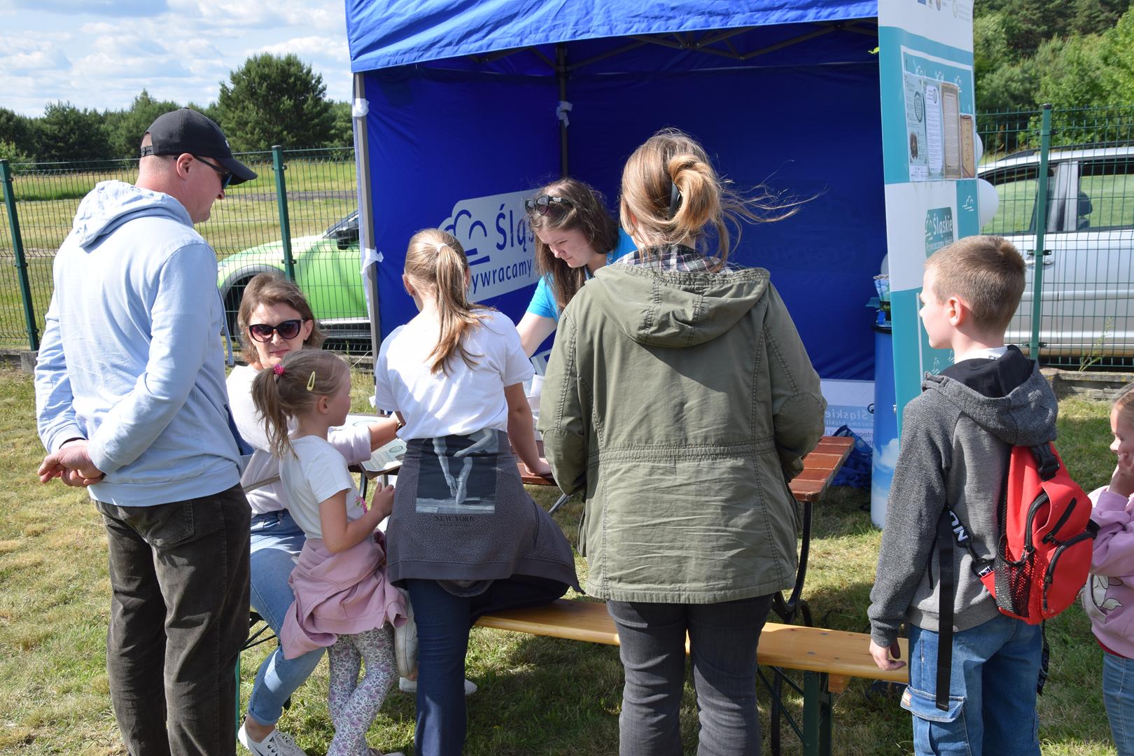 Zdjęcie przedstawia stanowisku zapisów na grę terenową na pikniku ekologicznym