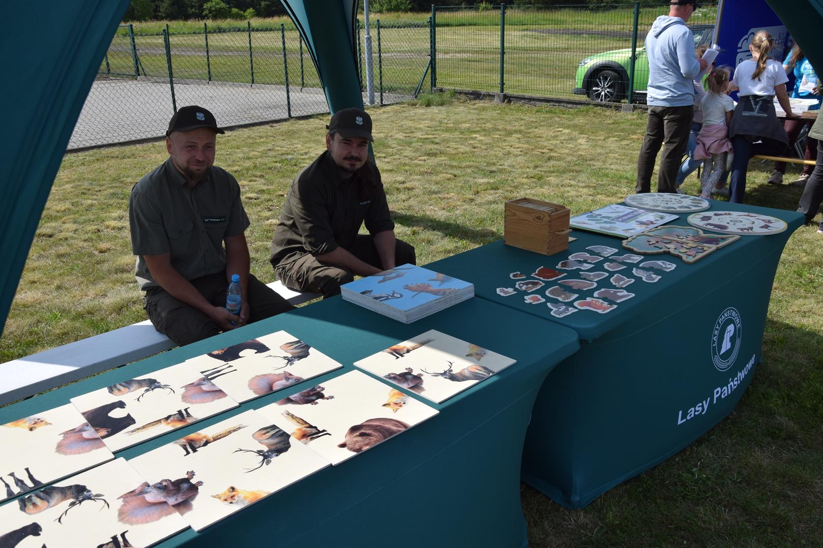 Zdjęcie przedstawia stanowisko lasów państwowych Siewierz na pikniku ekologicznym