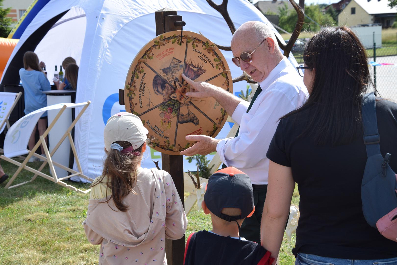 Zdjęcie przedstawia stanowisko koła łowieckiego Sokół na pikniku ekologicznym