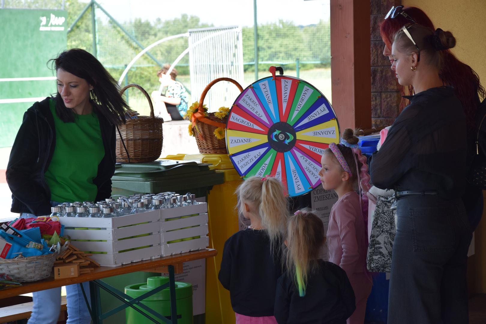 Zdjęcie przedstawia stanowisko z&nbsp;quizem ekologicznym na pikniku ekologicznym