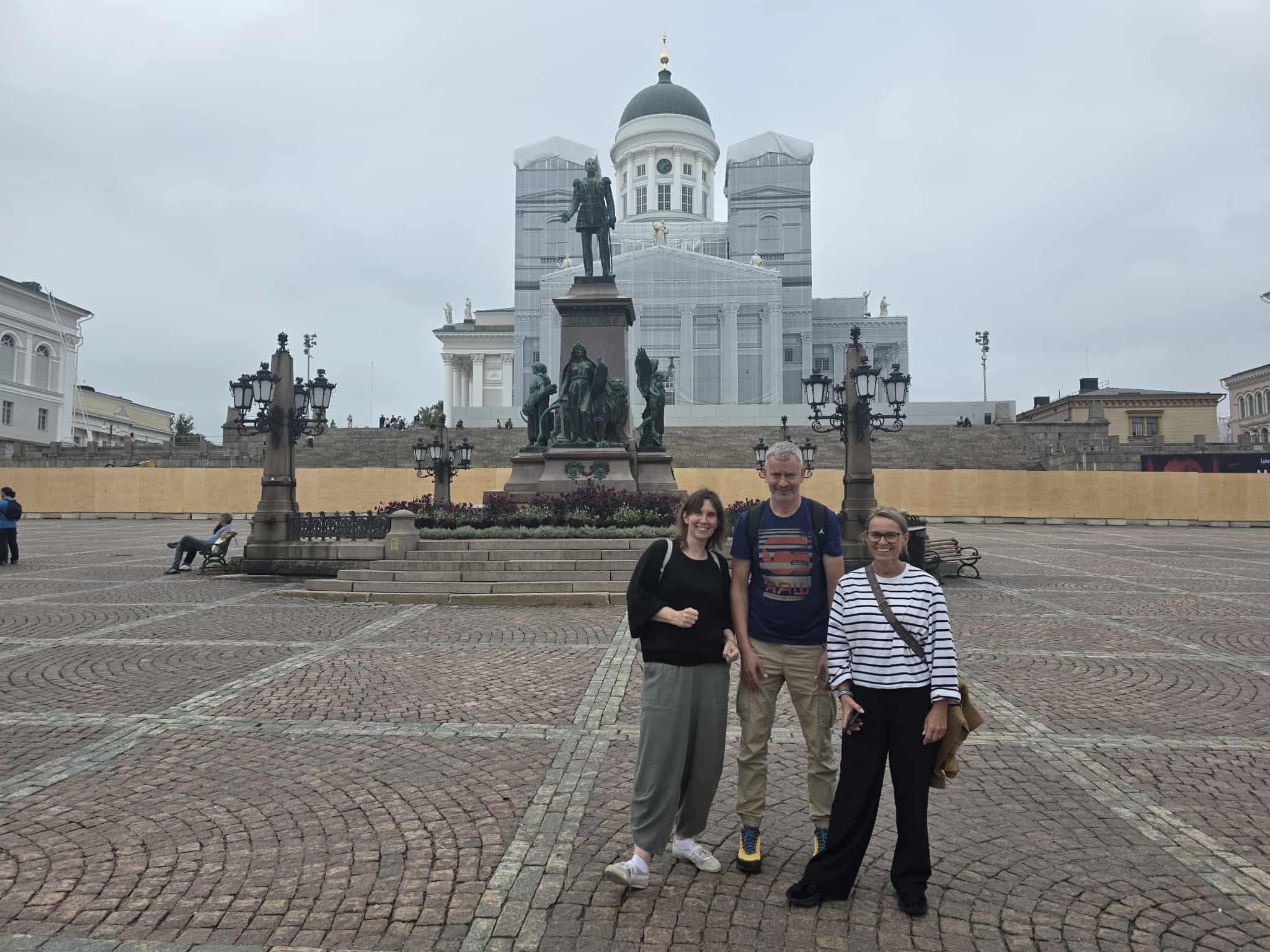 Zdjęcie przedstawia pozującą kadrę Szkoły Podstawowej nr 1 podczas wyjazdu do Helsinek
