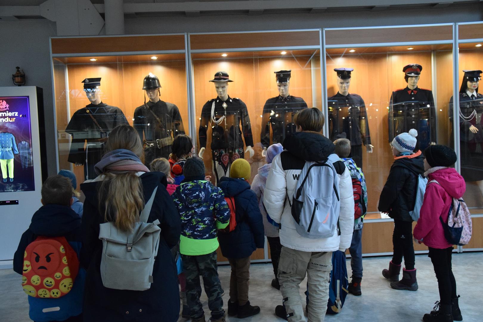 Zdjęcie przedstawia dzieci biorące udział w wycieczce do muzeum pożarnictwa