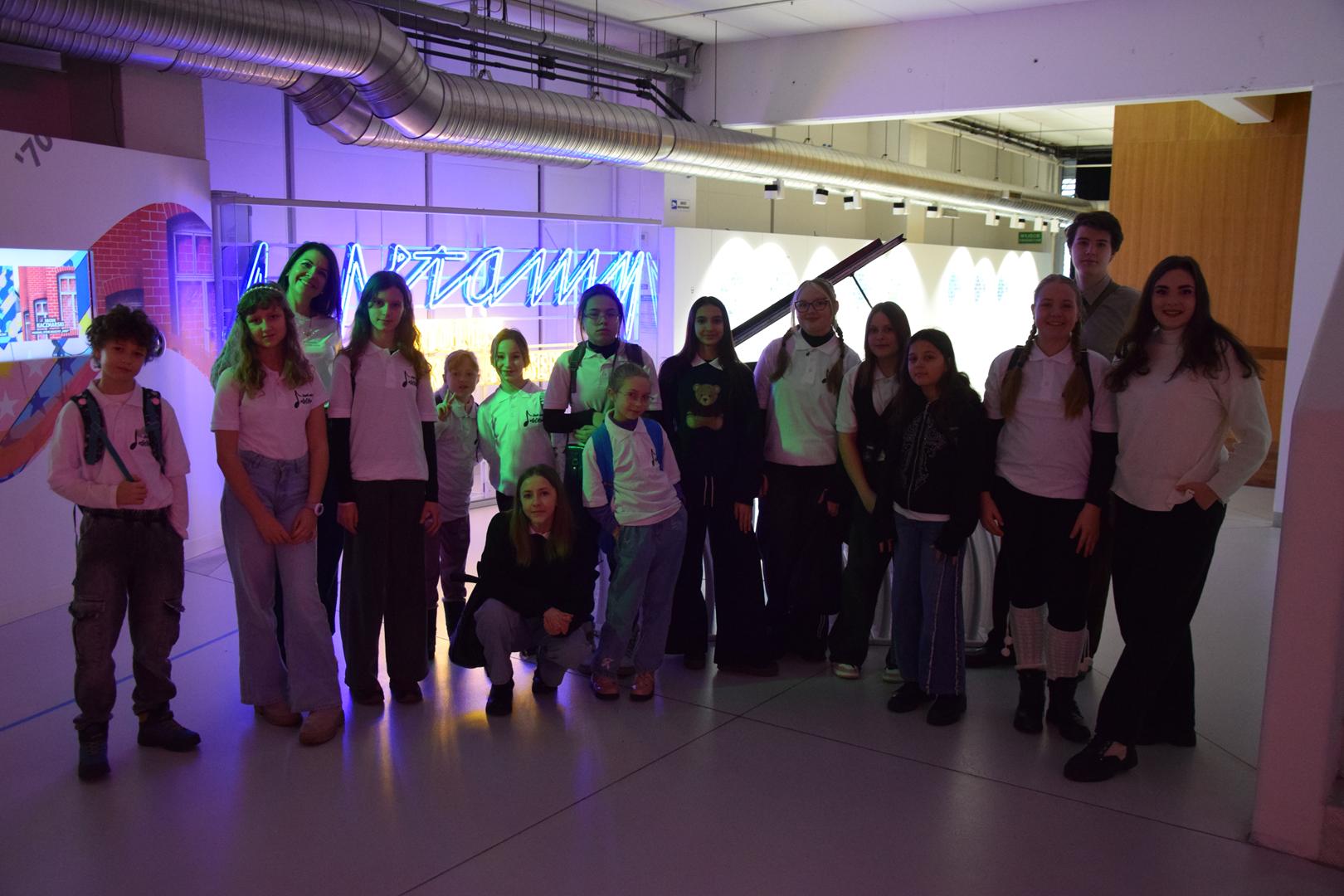 Zdjęcie przedstawiające dzieci podczas wycieczki do Muzeum Piosenki Polskiej w&nbsp;Opolu