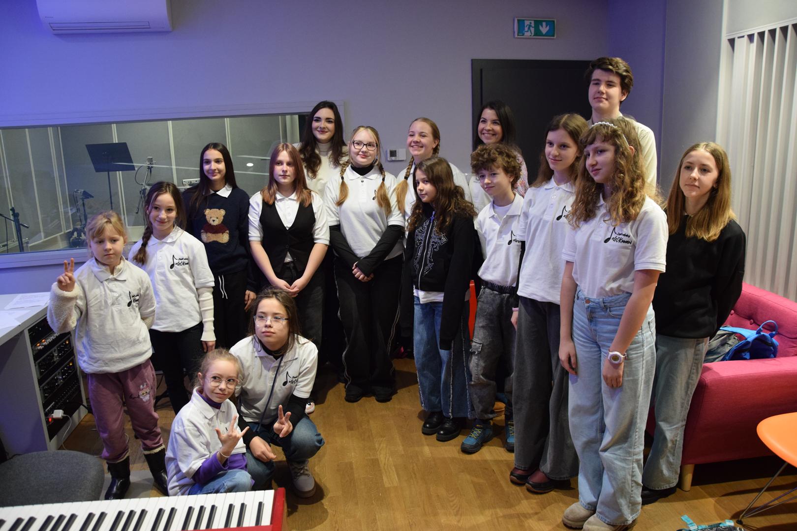 Zdjęcie przedstawiające dzieci podczas wycieczki do Muzeum Piosenki Polskiej w&nbsp;Opolu